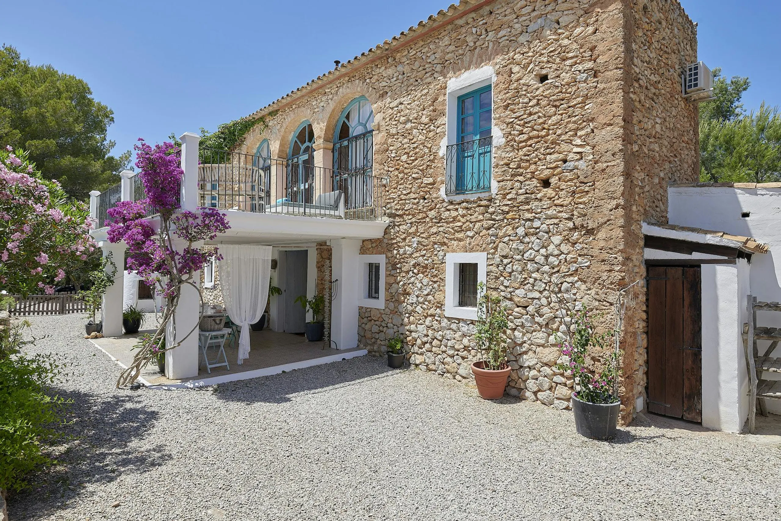 Relaxing Spanish Estate with Private Pool and Gazebo — photograph 4