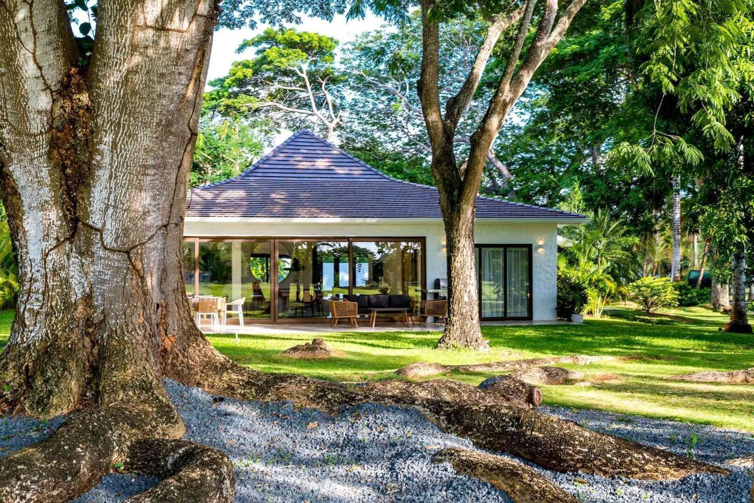 Sumptuous Villa with Spectacular Golf Course View — photograph 6