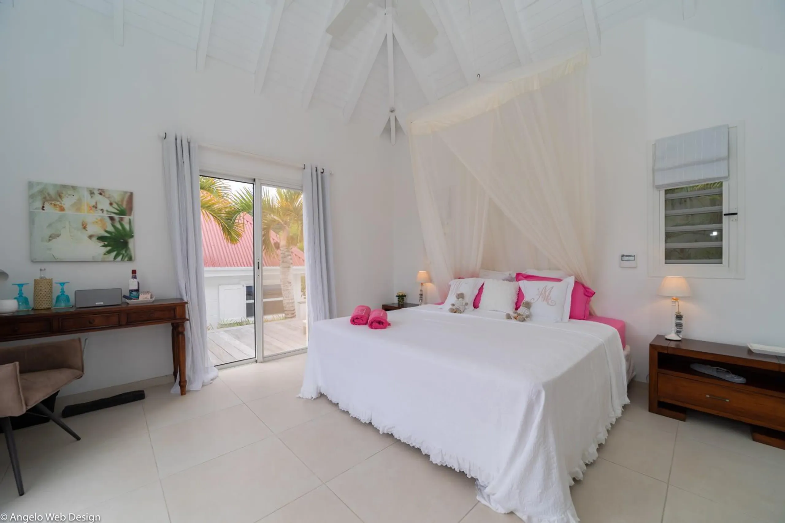 Tranquil 4BR Haven with Breathtaking Ocean and Hill Views — photograph 5