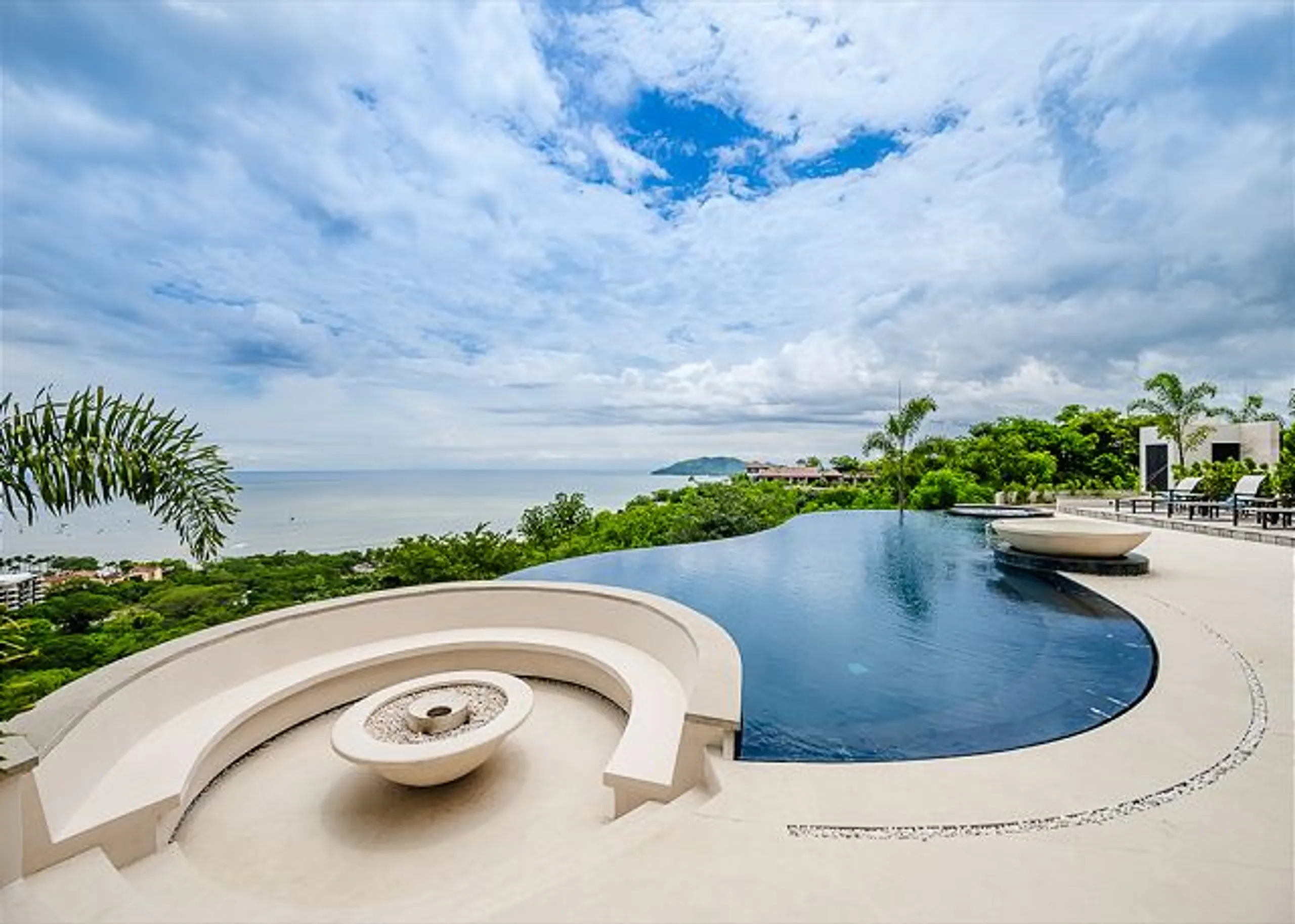 Stunning Luxury Resort-Style Villa with Private Pool, Firepit Area and Ocean Views — photograph 2