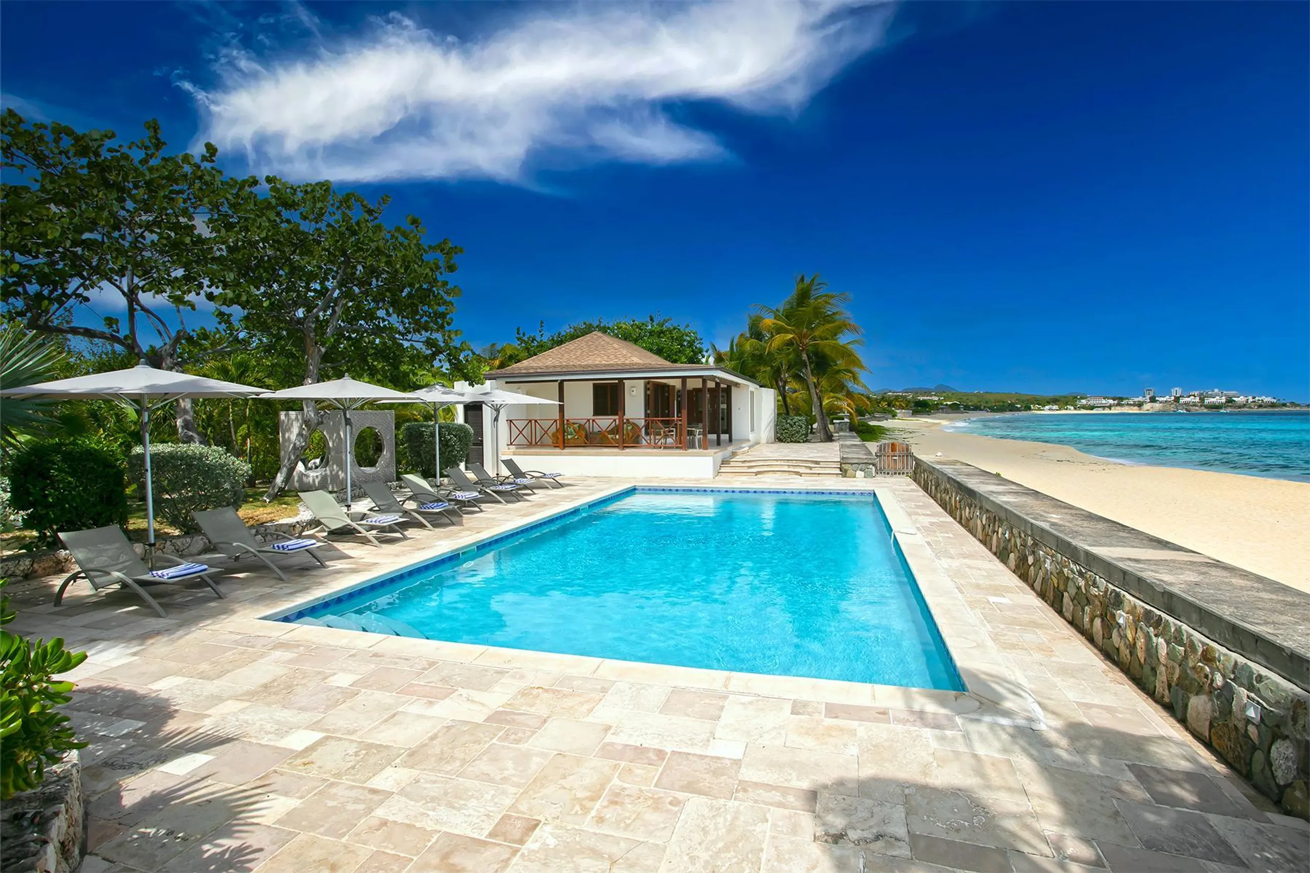 Beachfront Bliss: Luxury Villa Rental with Breathtaking Views and Serene Gardens — photograph 12