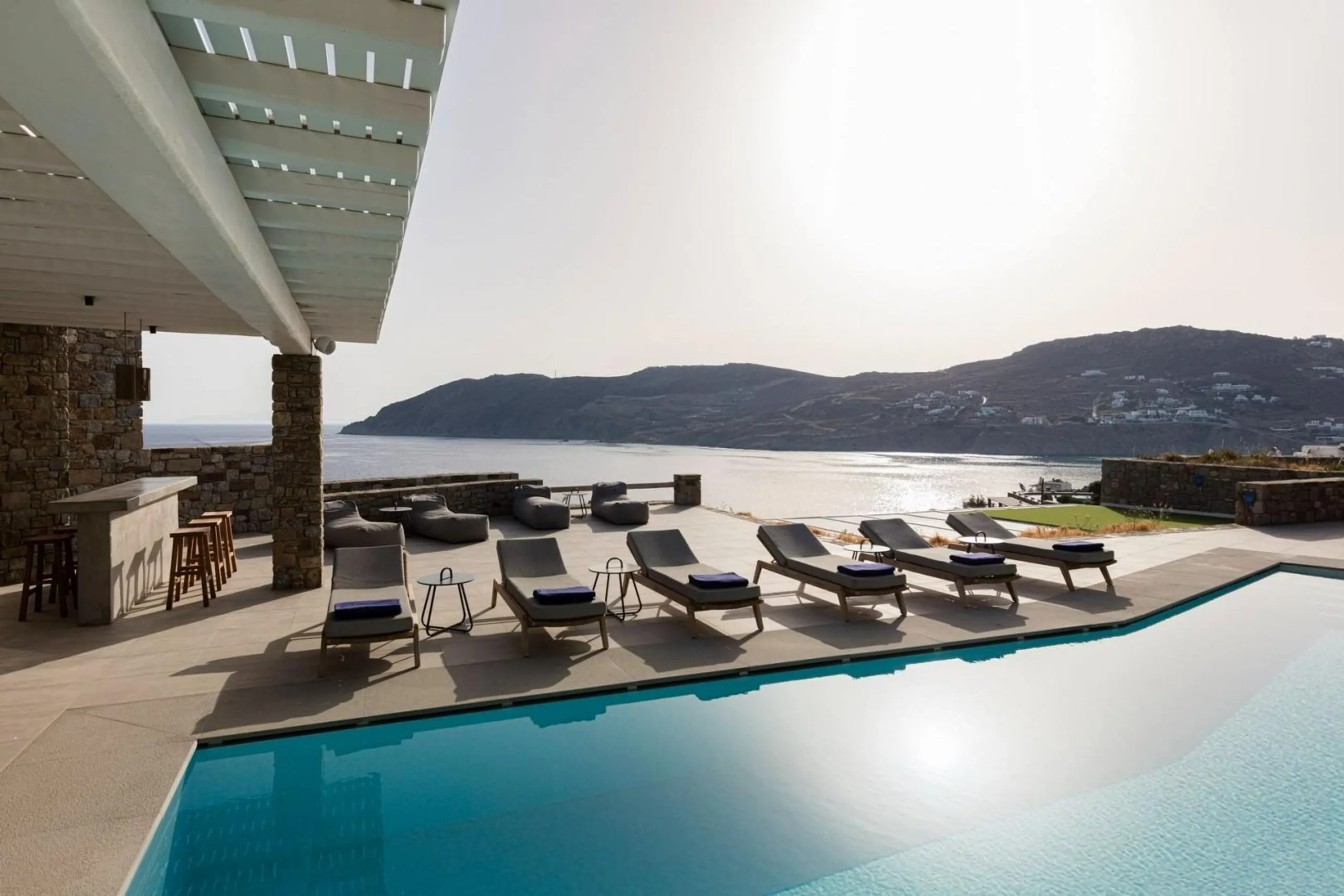 Exquisite Haven with Infinity Pool and Majestic Mountain Vistas — photograph 3
