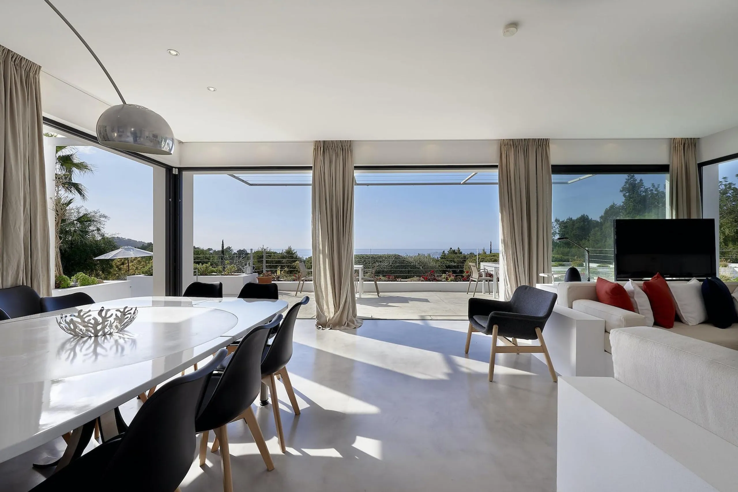 Stylish Ibiza Seaside Villa with Infinity Pool and Oceanview Dining — photograph 8