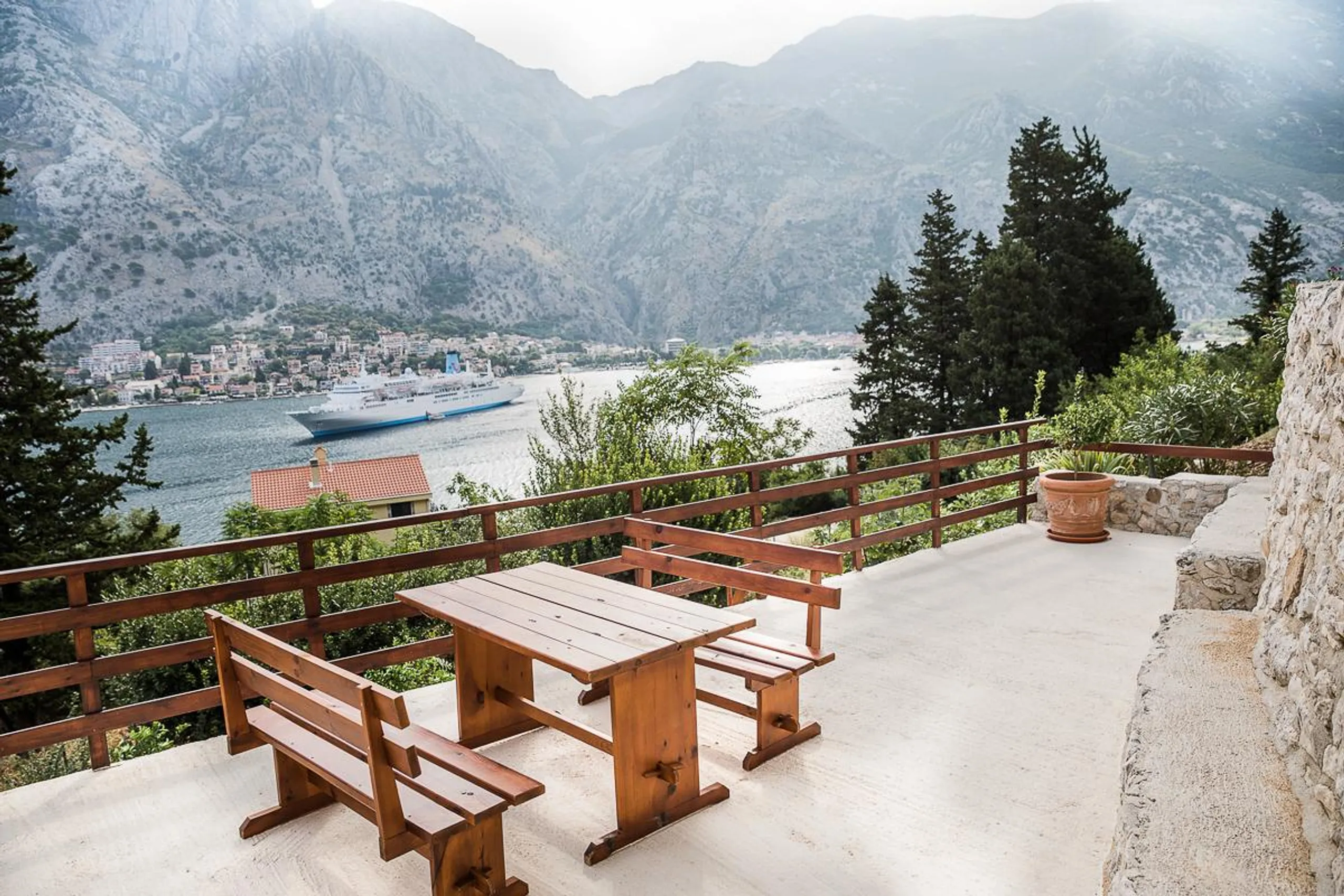 Calming Rustic Villa with Private Pool and Views of the Glittering Bay — photograph 4