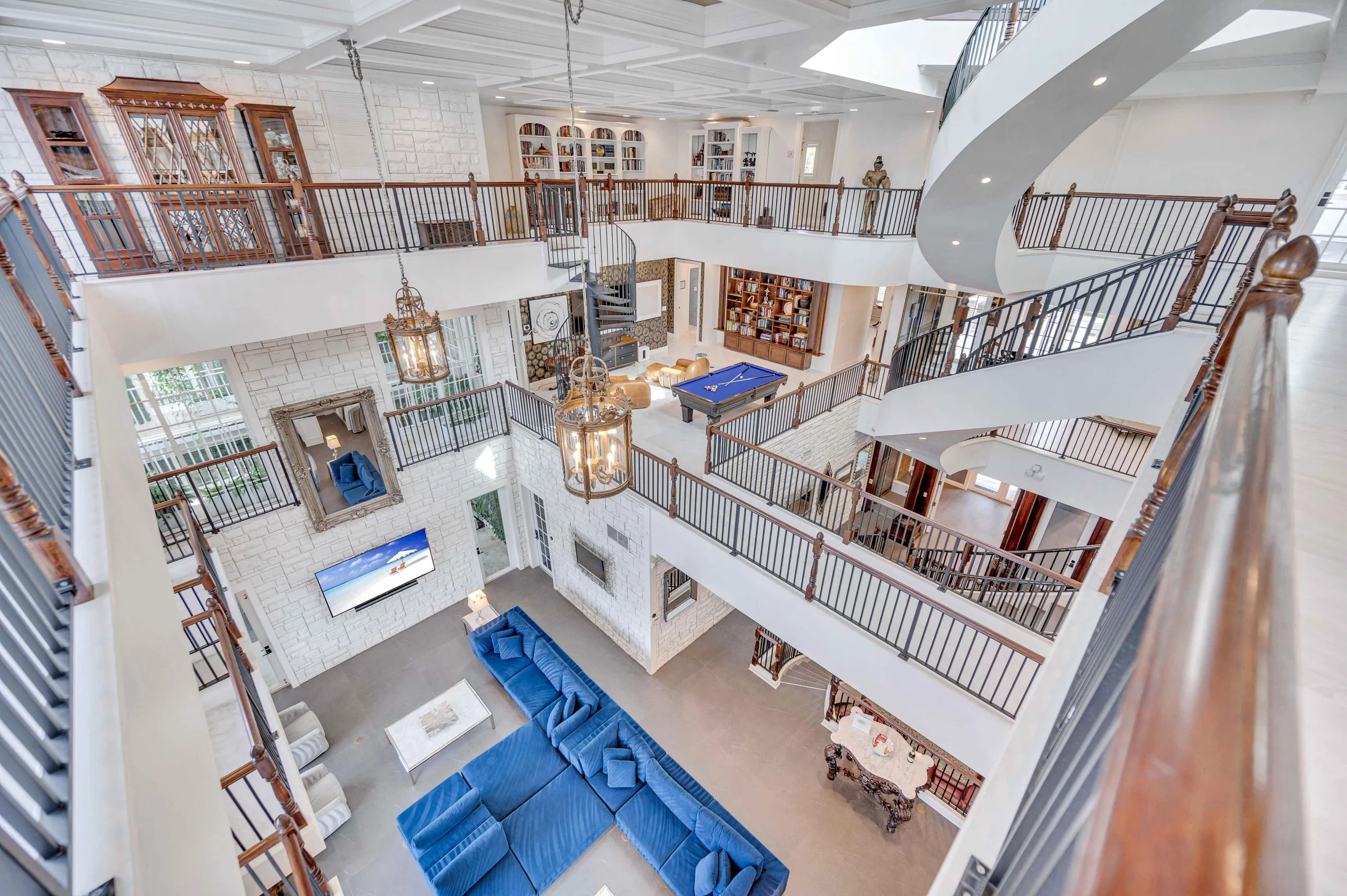 Majestic Contemporary Castle with Canal View & Access and Living Greenhouse — photograph 2