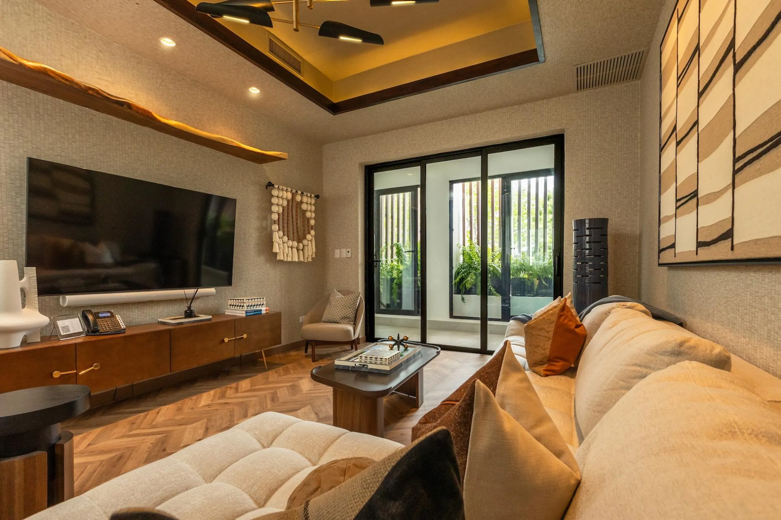 Tranquil Two-Story Villa with Private Pool, Expansive Jacuzzi and Vibrant Surroundings — photograph 9