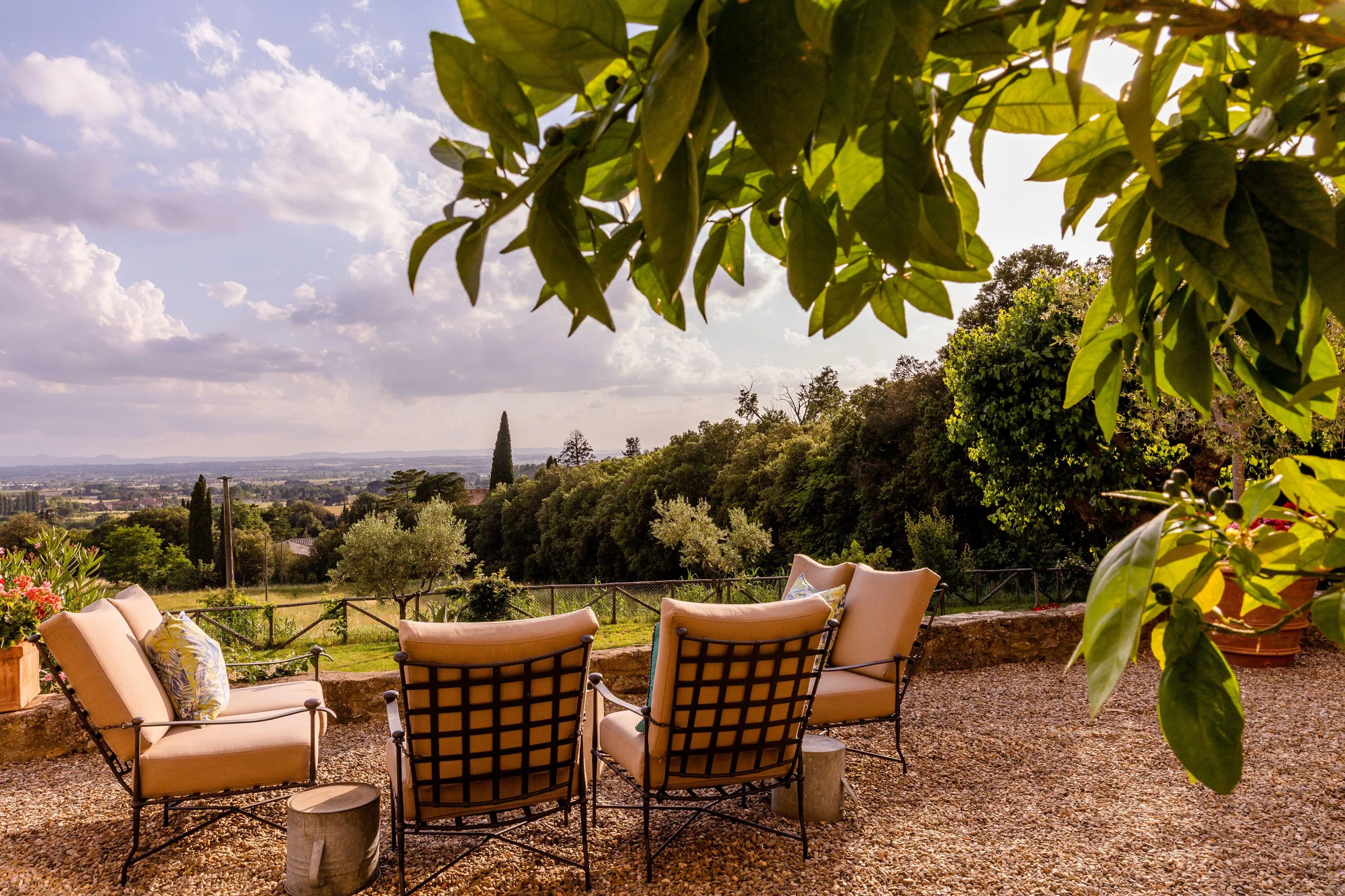 Resplendent Luxury Estate in Cortona with Private Pool and Dining Al-Fresco — photograph 10