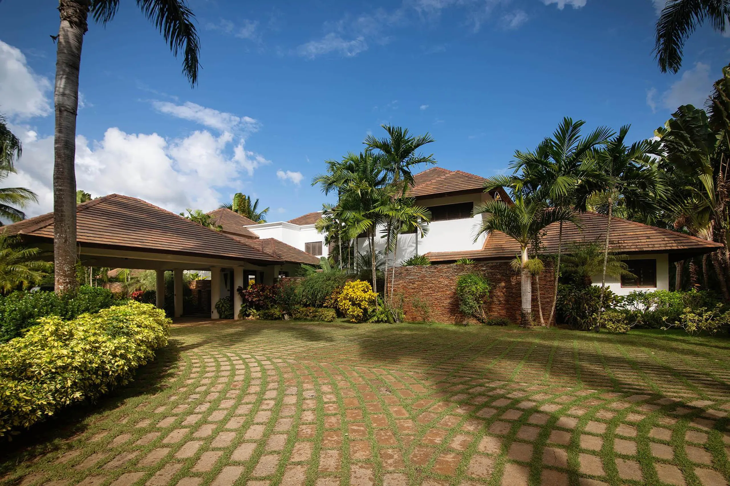 Ornate Caribbean-Style Villa with Private Pool and  Dye Fore Golf Course Views — photograph 5