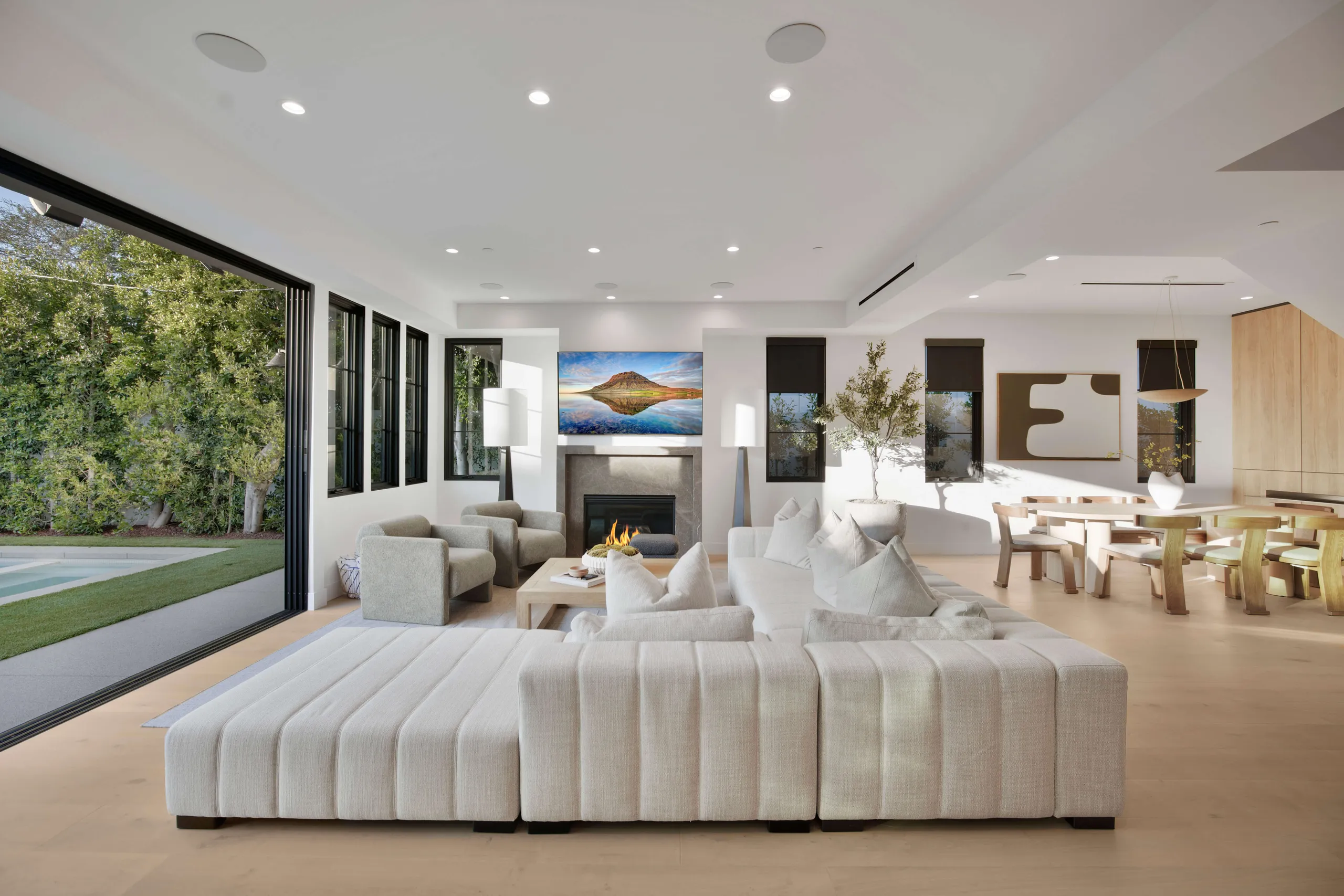 Prestige Studio City Residence with Resort Pool, Soaring Ceilings & Gated Privacy — photograph 10