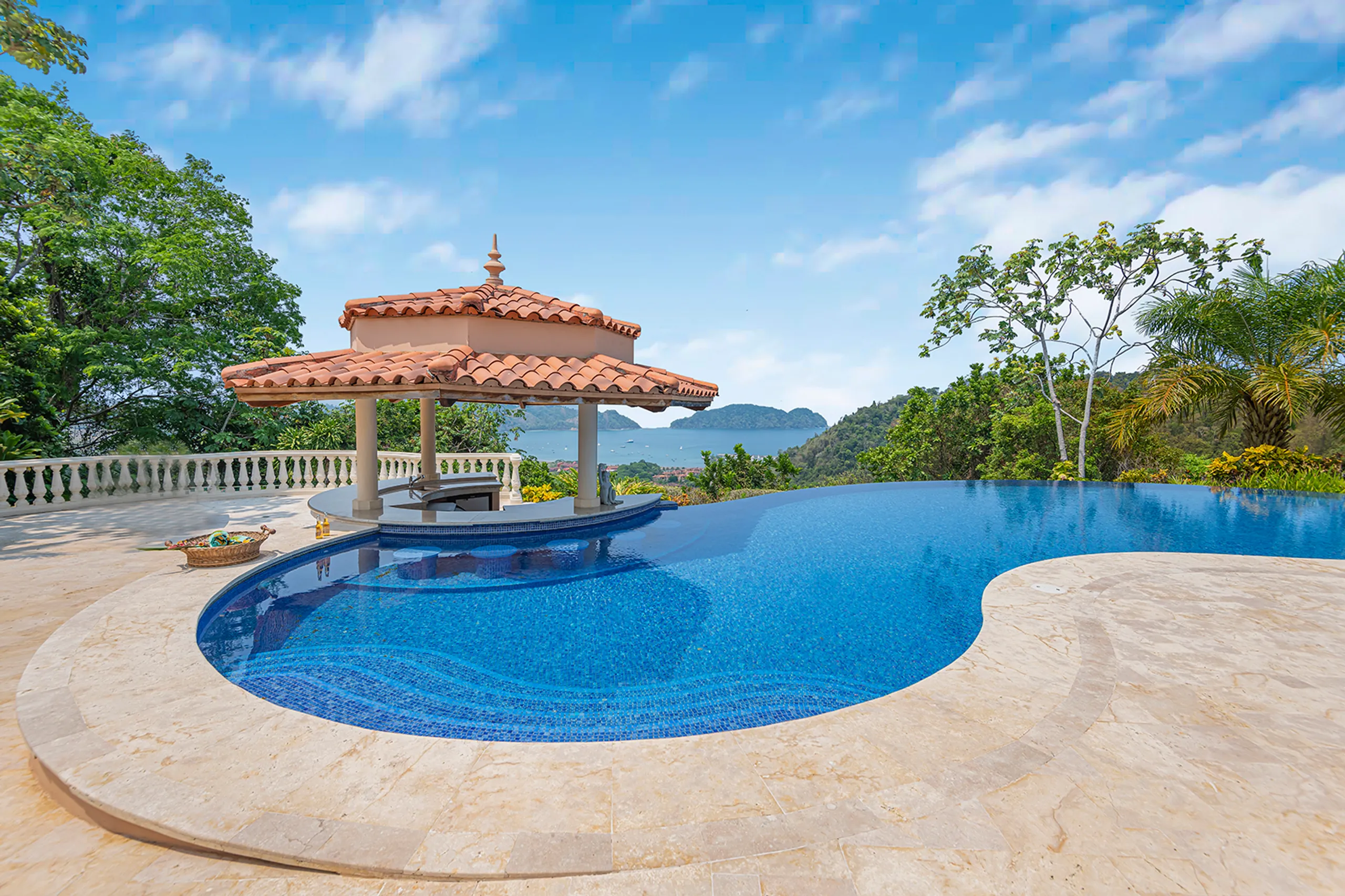 Lavish Villa with Infinity Pool, Hand-Painted Ceilings, and Beach Club Access — photograph 7