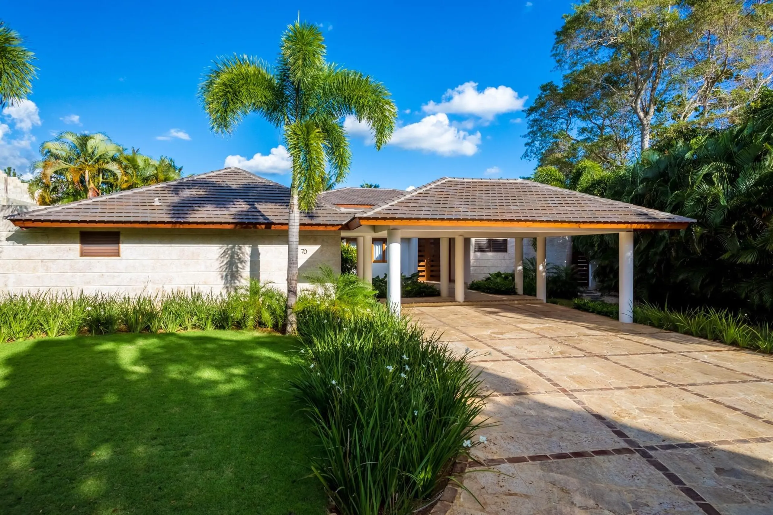 Exquisite Tropic Estate with Private Pool and Patio Dining — photograph 3