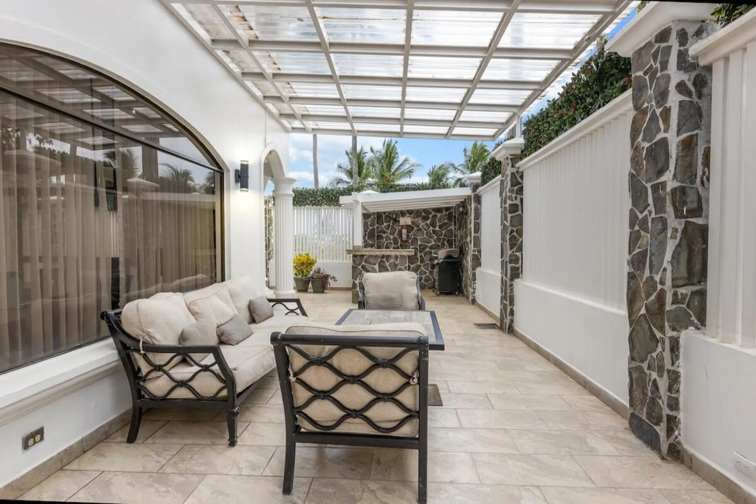 Deluxe Beachfront Nine Bedroom Villa with Private Pool and Ocean View — photograph 9