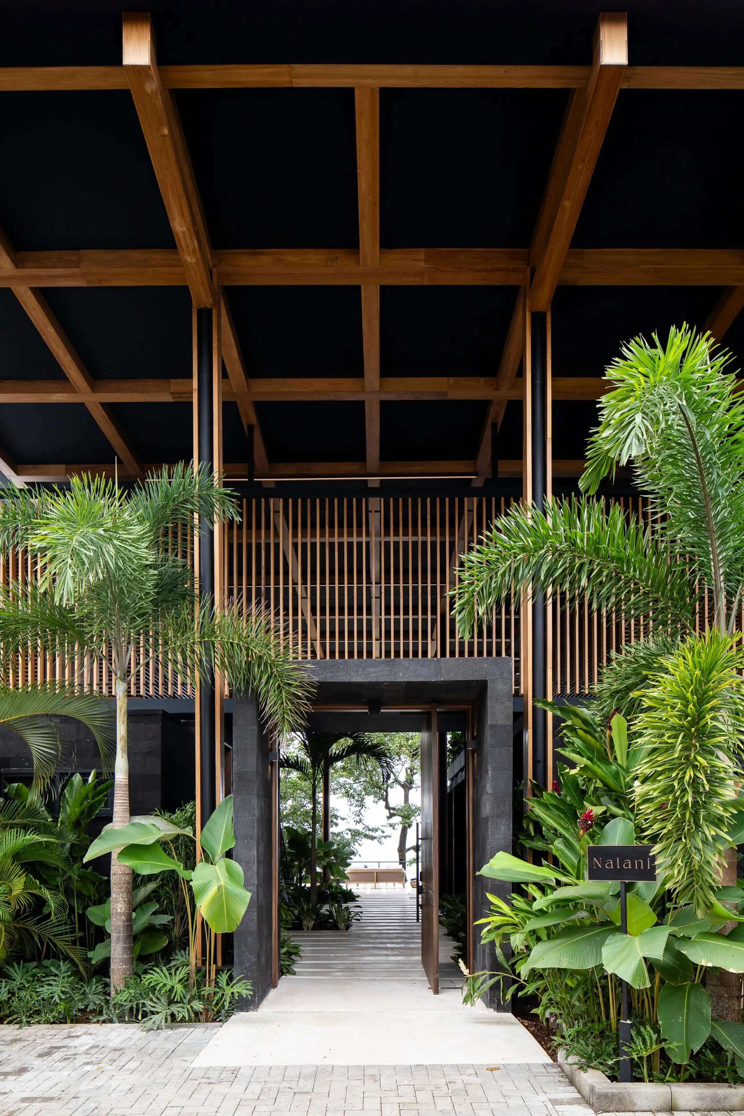 Chic 5-Bedroom Villa with Ocean Views and Infinity Pool — photograph 8