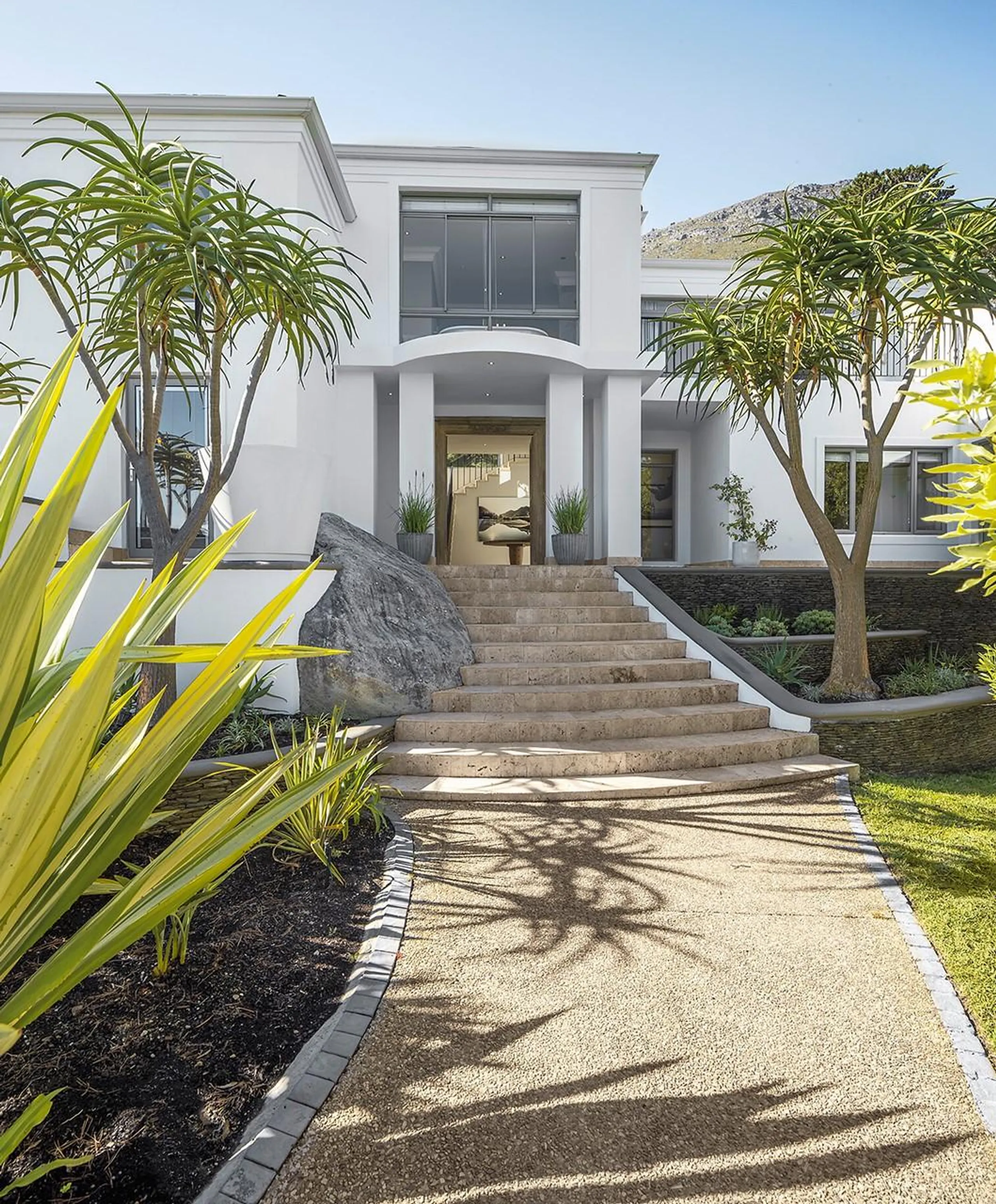 Contemporary Serene Retreat with Pool and Tennis Court — photograph 2