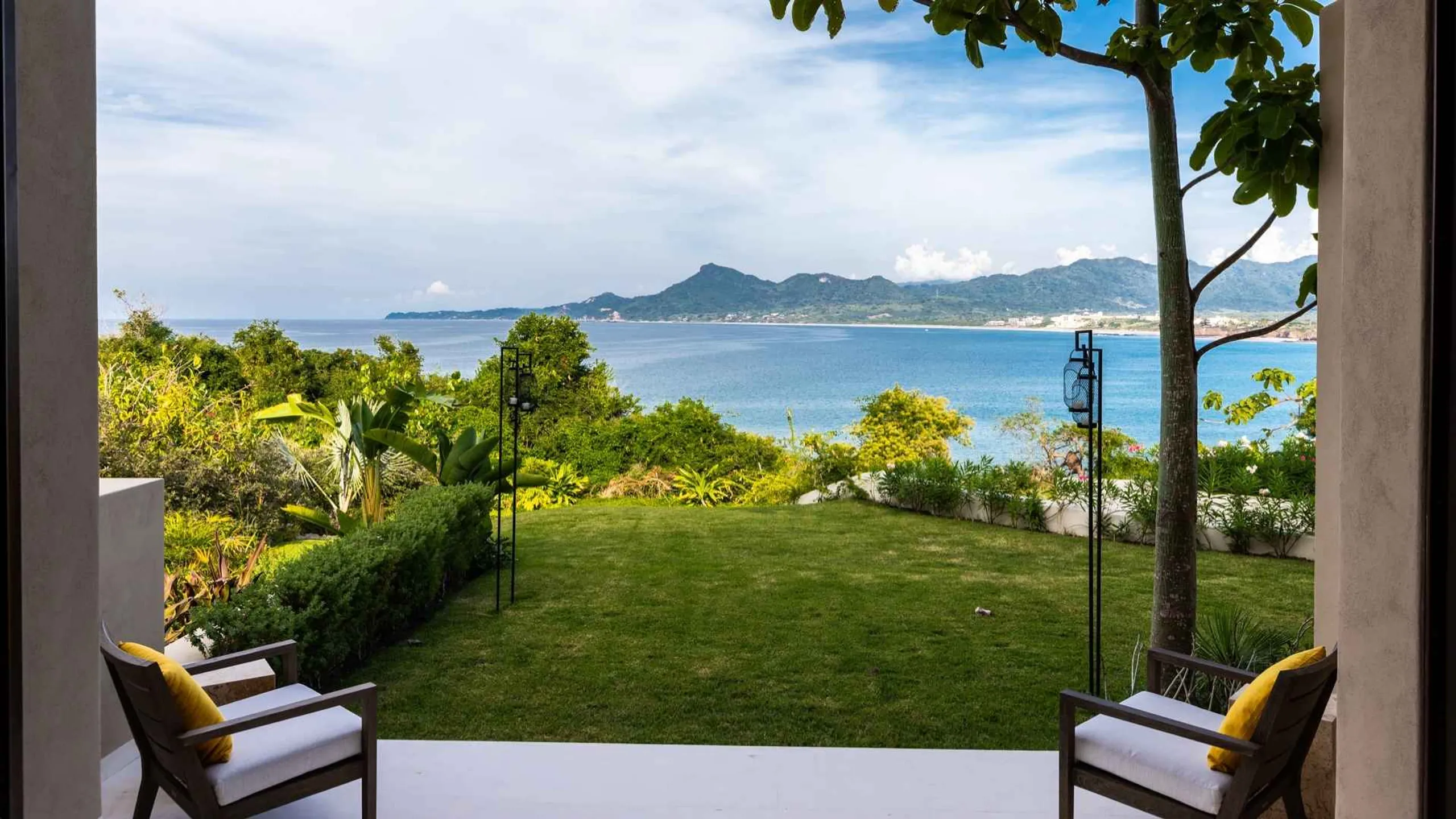 Sophisticated Three-Tiered Villa with Private Pool and Ocean Views — photograph 3