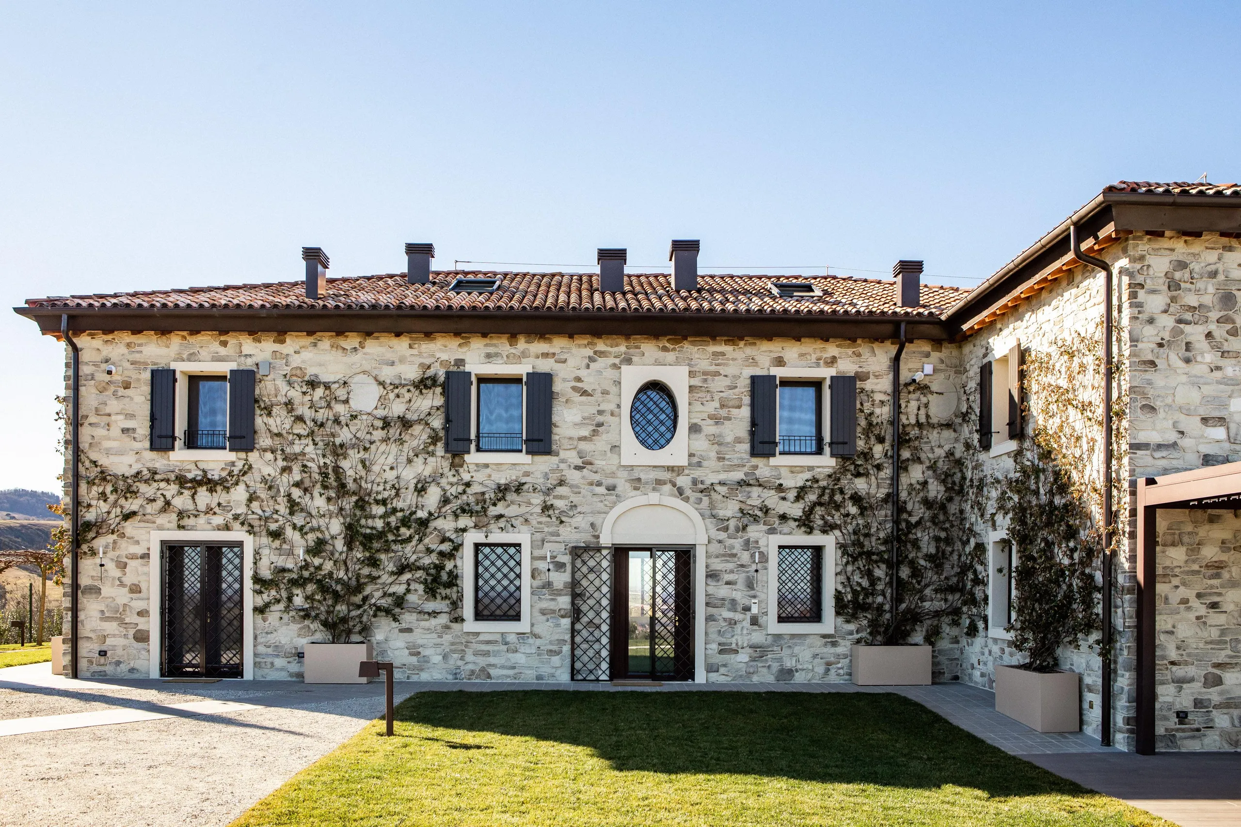 Classic Farmhouse Villa Overlooking Vineyard Amphitheater with Pool — photograph 6
