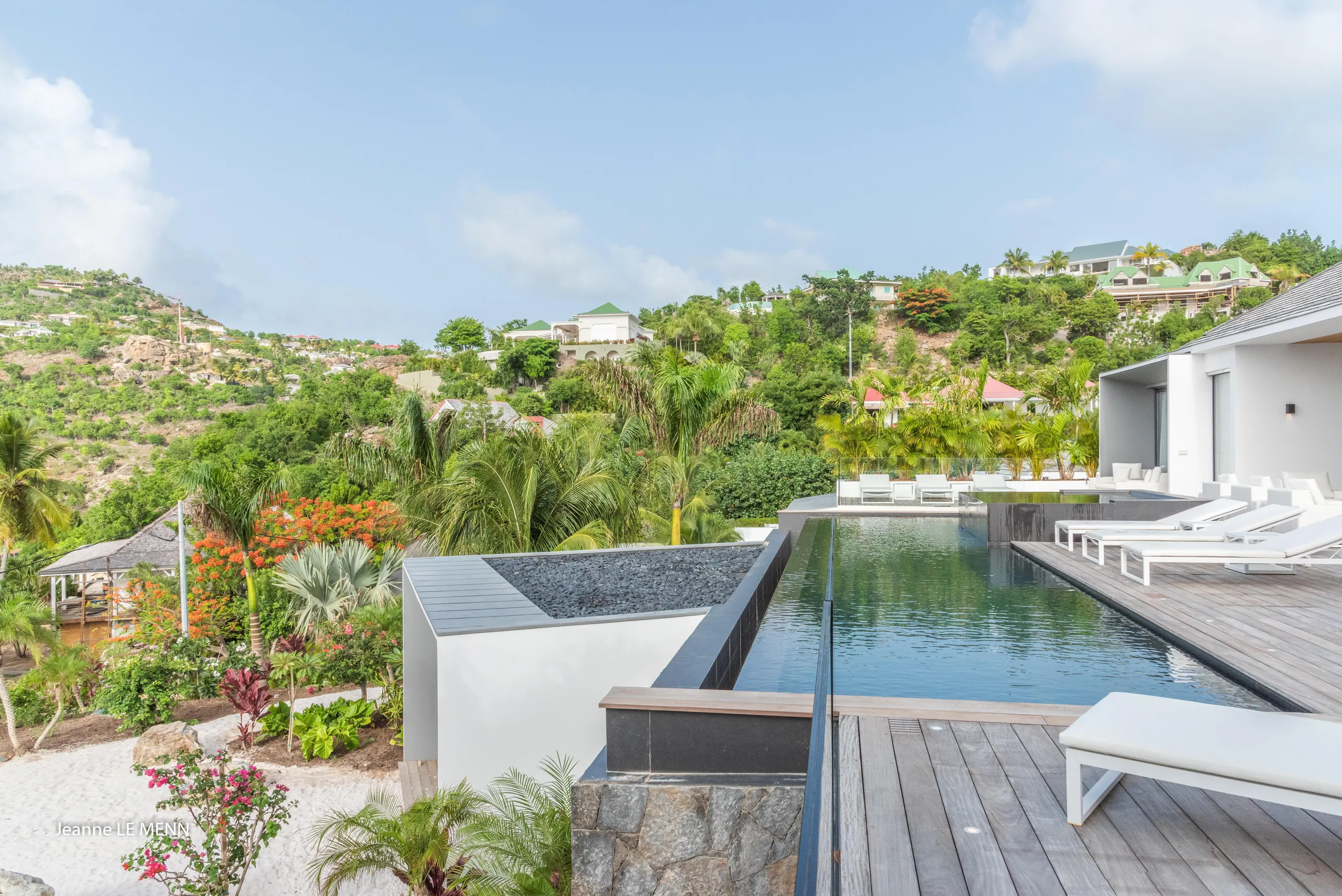 Captivating Tropical Villa with Infinity Pool and Fitness Room — photograph 5