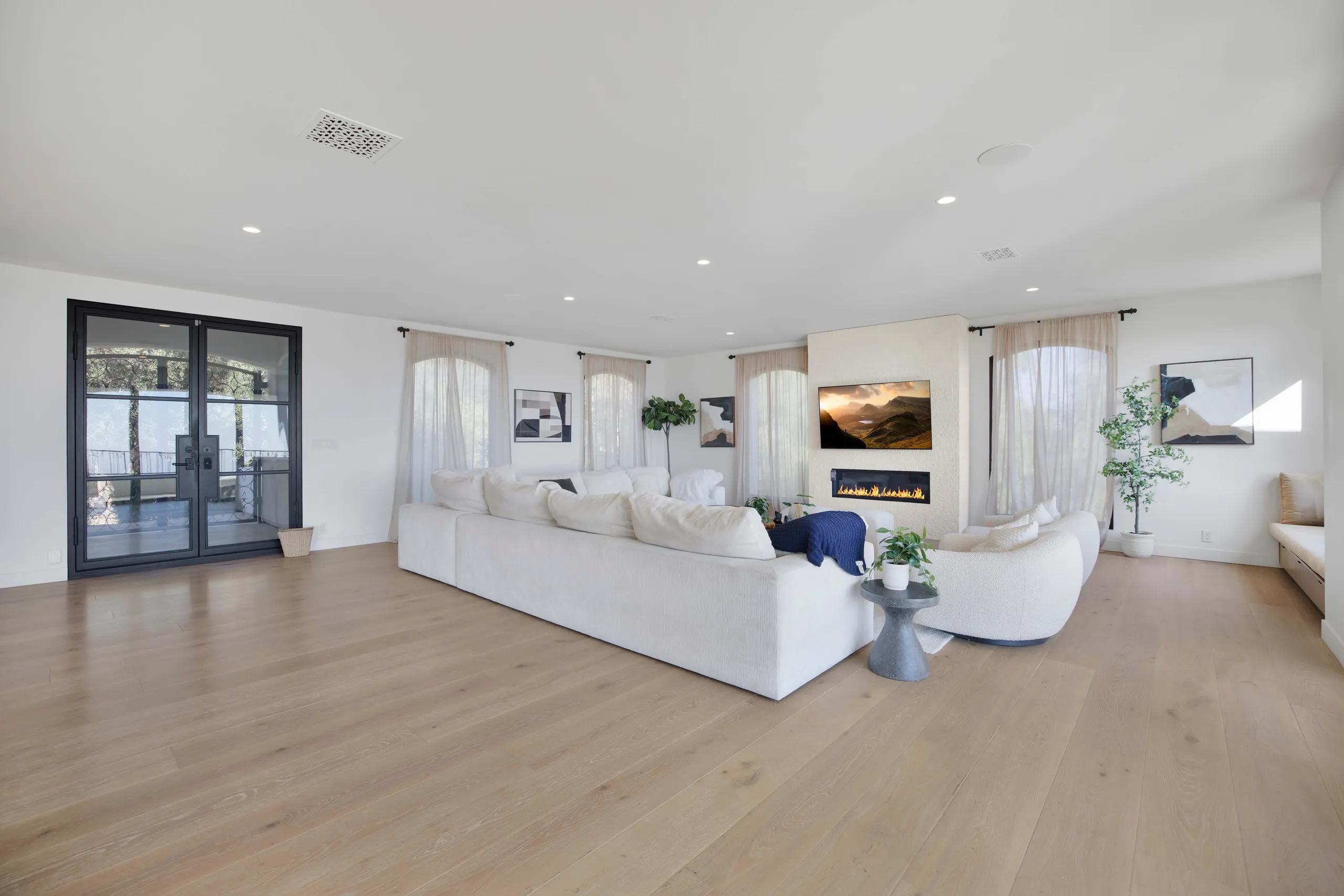 Iconic Mulholland Villa with Pool, Theater & City Views — photograph 12