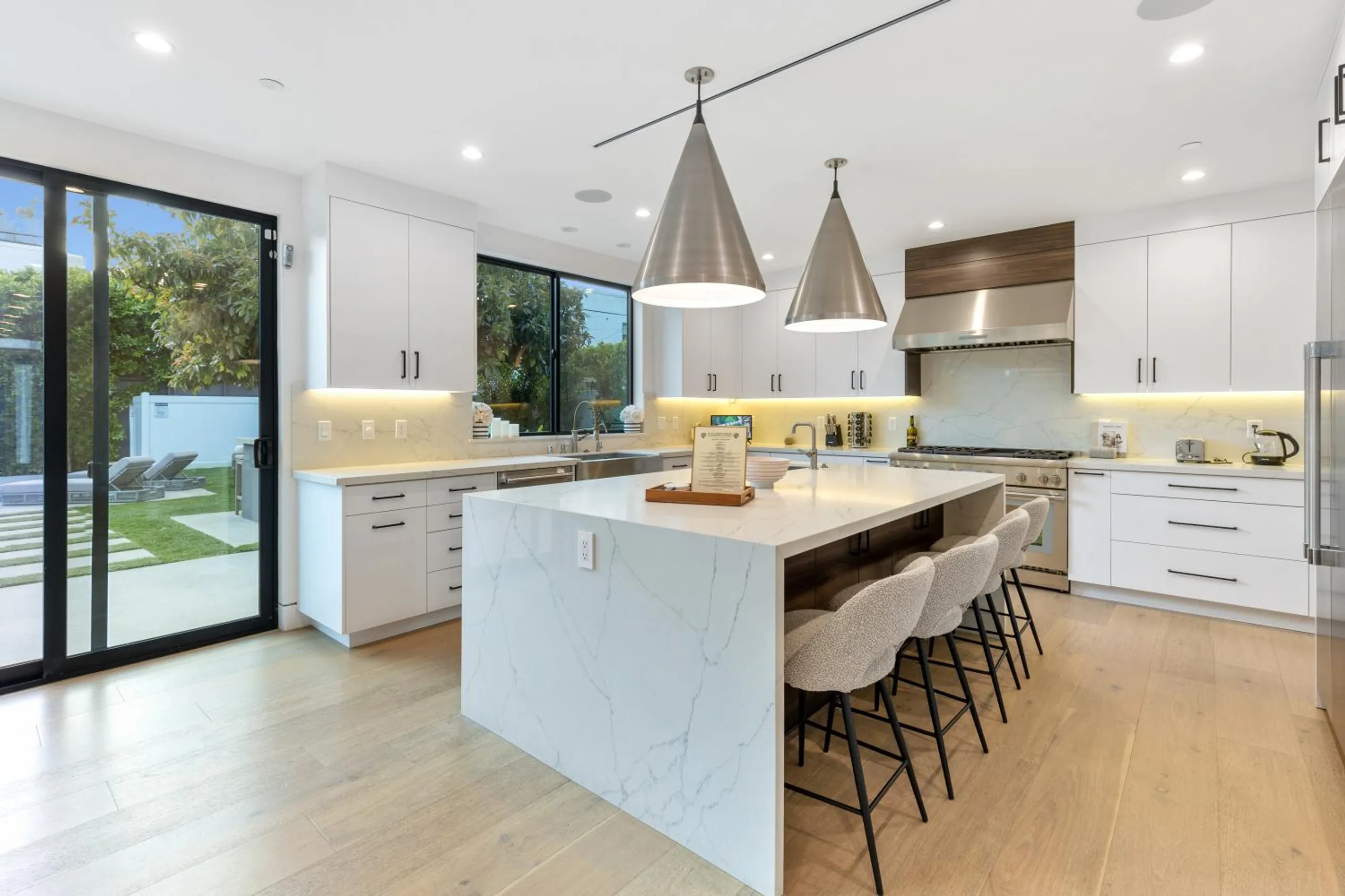 Exquisite Hollywood Villa with Invigorating Pool and Fitness Room — photograph 8