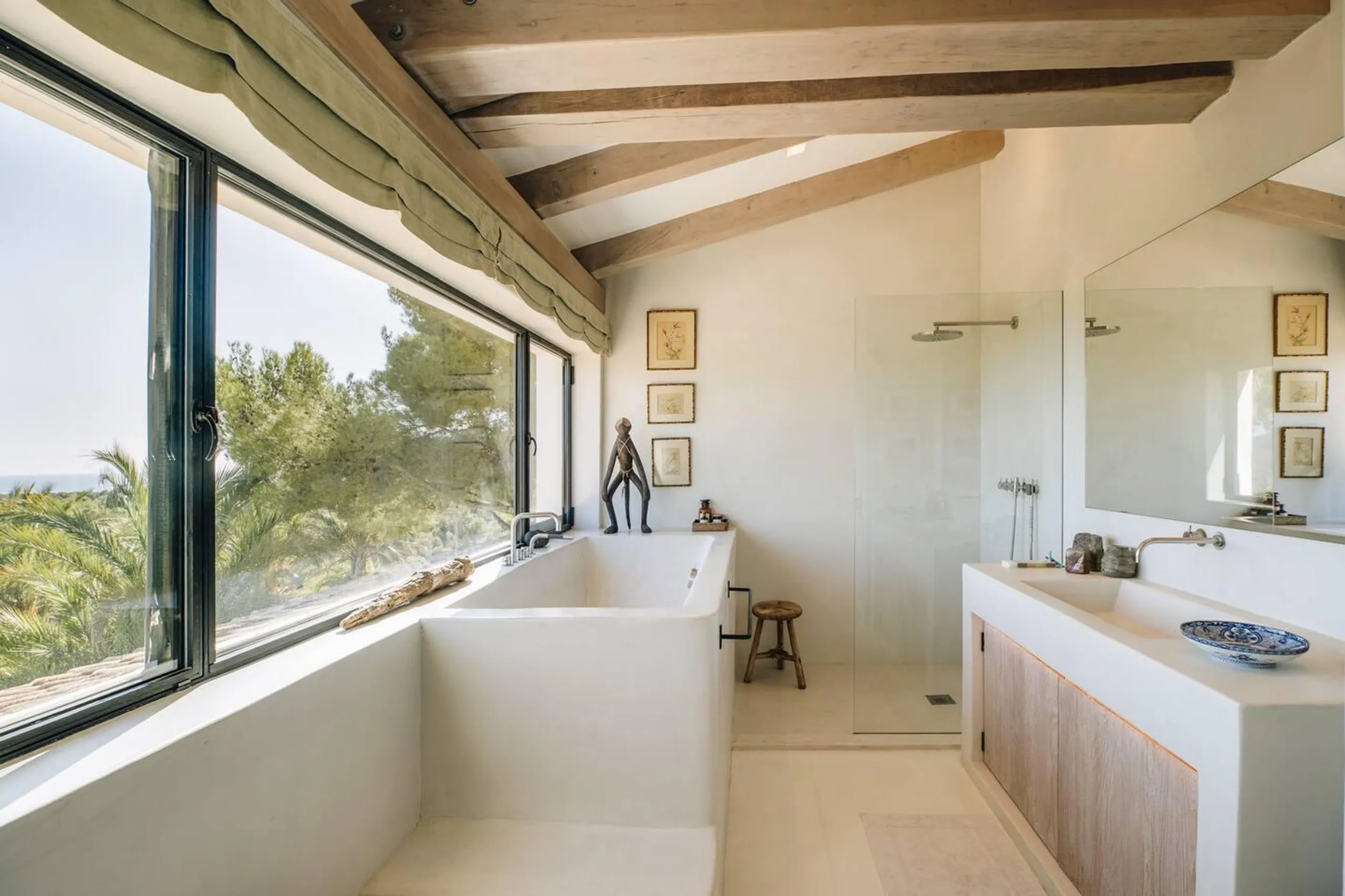 Captivating South Coast Villa with Pool and Breathtaking Views — photograph 8