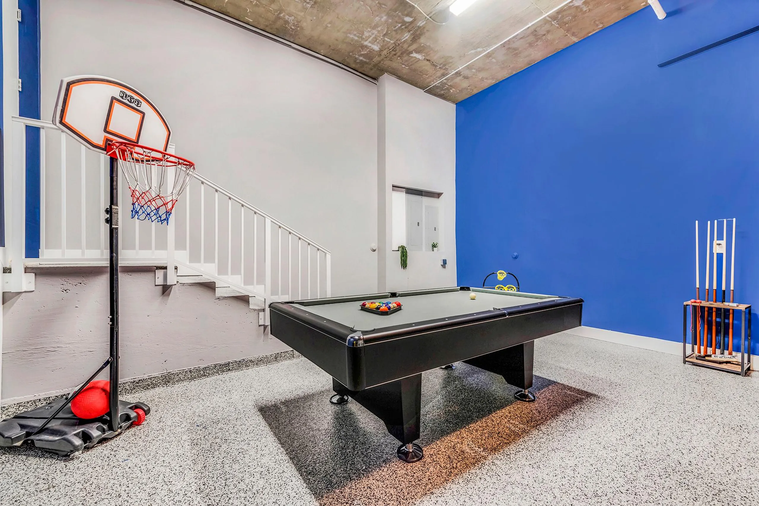 Amazing Waterfront Luxury Estate with Private Pool and Entertainment Room — photograph 11