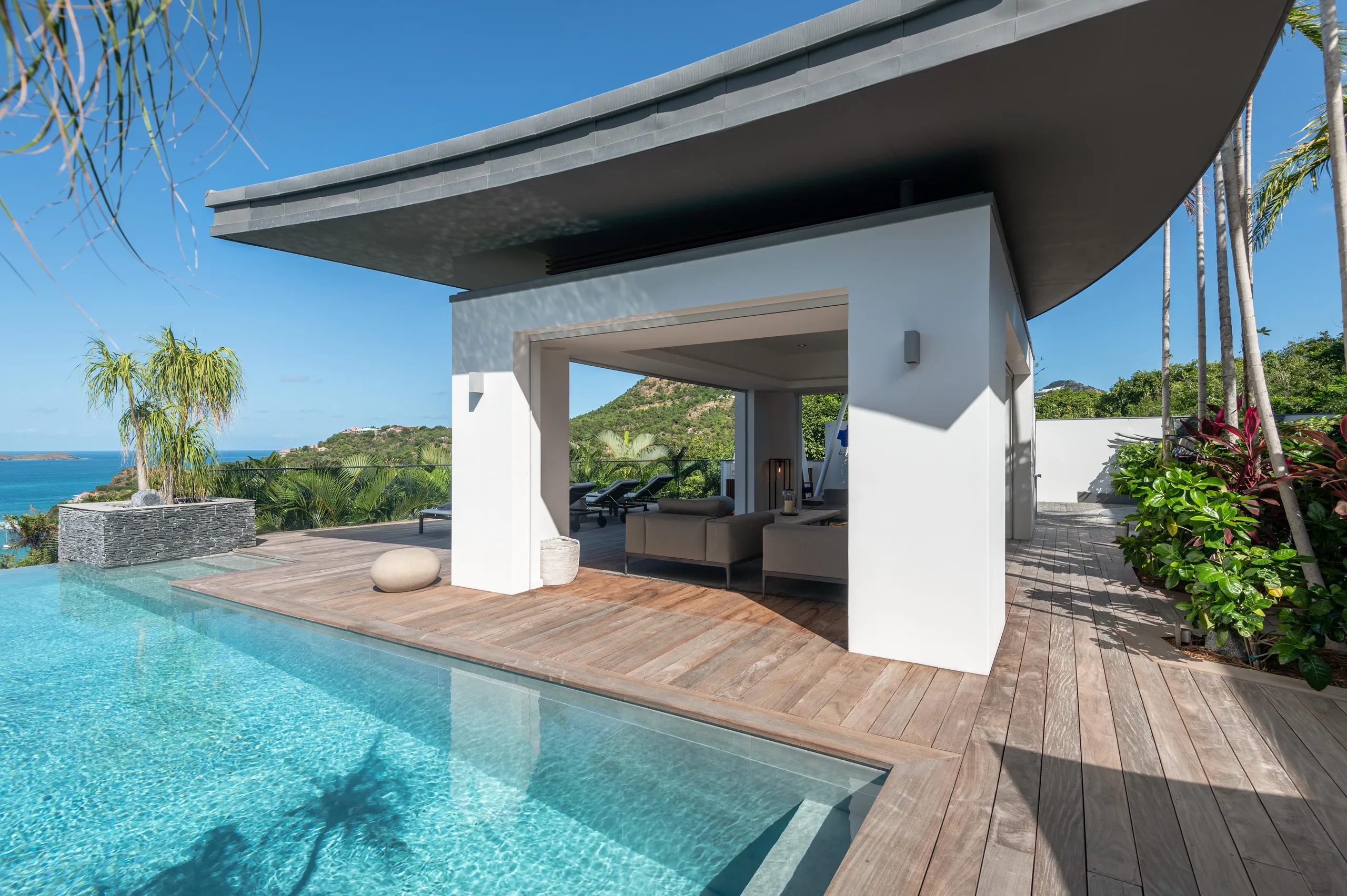 Opulent Villa with Private Pool and Fitness Room — photograph 2