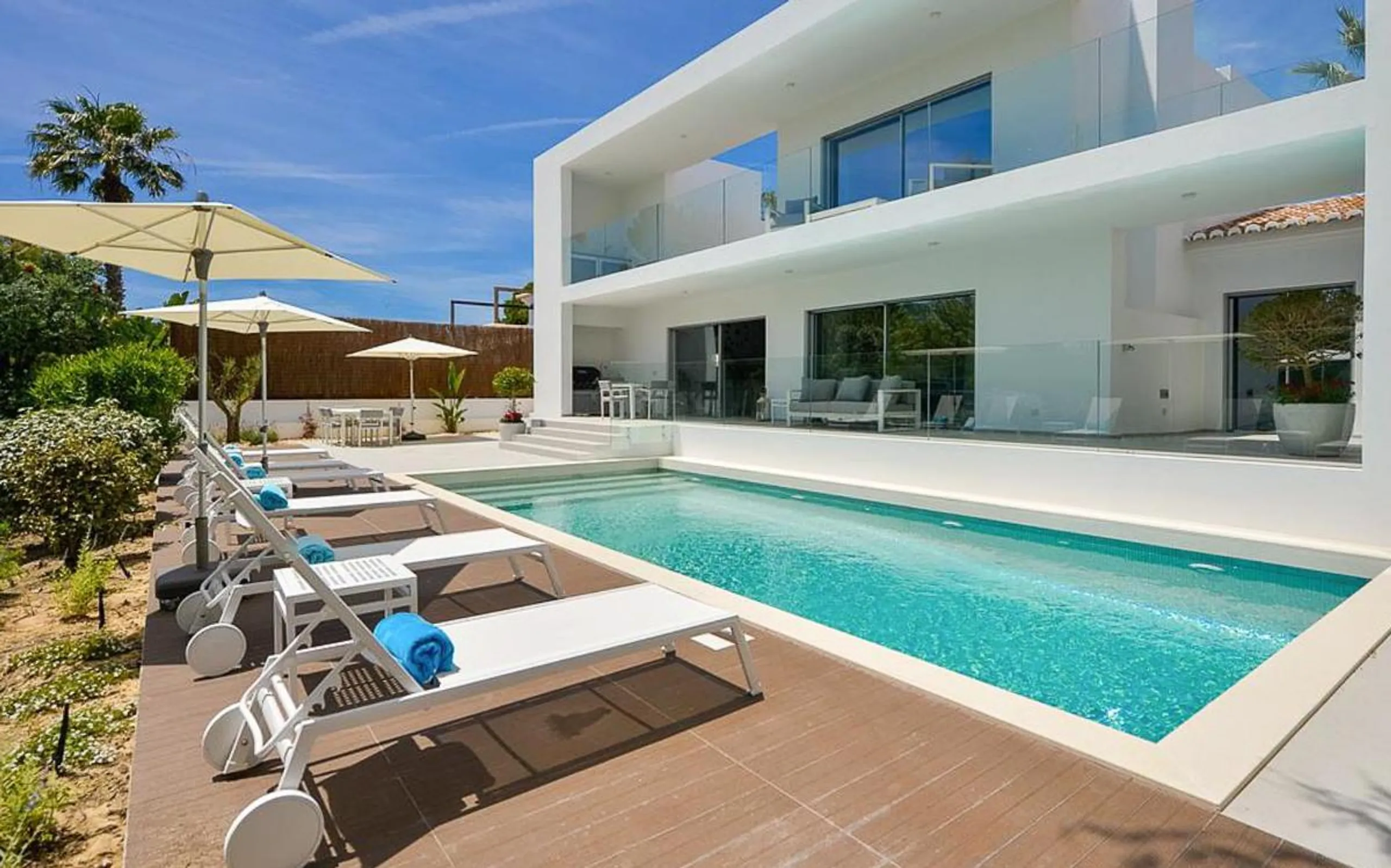 Chic Newly Built Villa with Private Pool and Sea Views, Almansil