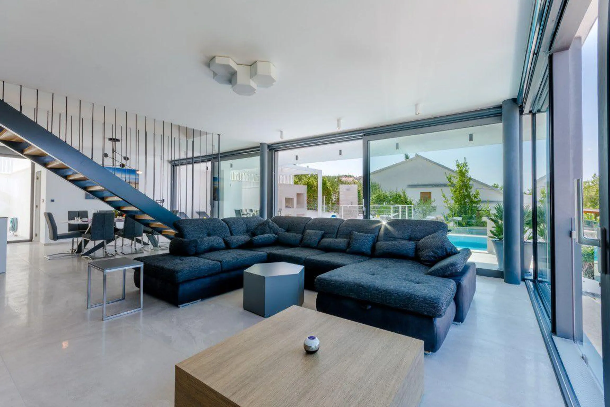 Luxurious Solid Villa with Unique Infinity Pool and Sutivan Sea Views — photograph 12
