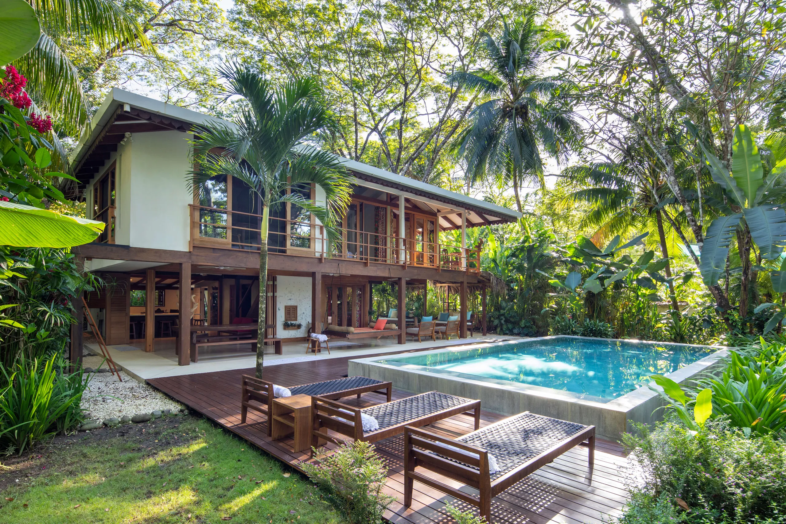 Tropical 4 Bedroom Villa with Private Pool, Beach Access, and Lush Gardens — photograph 2