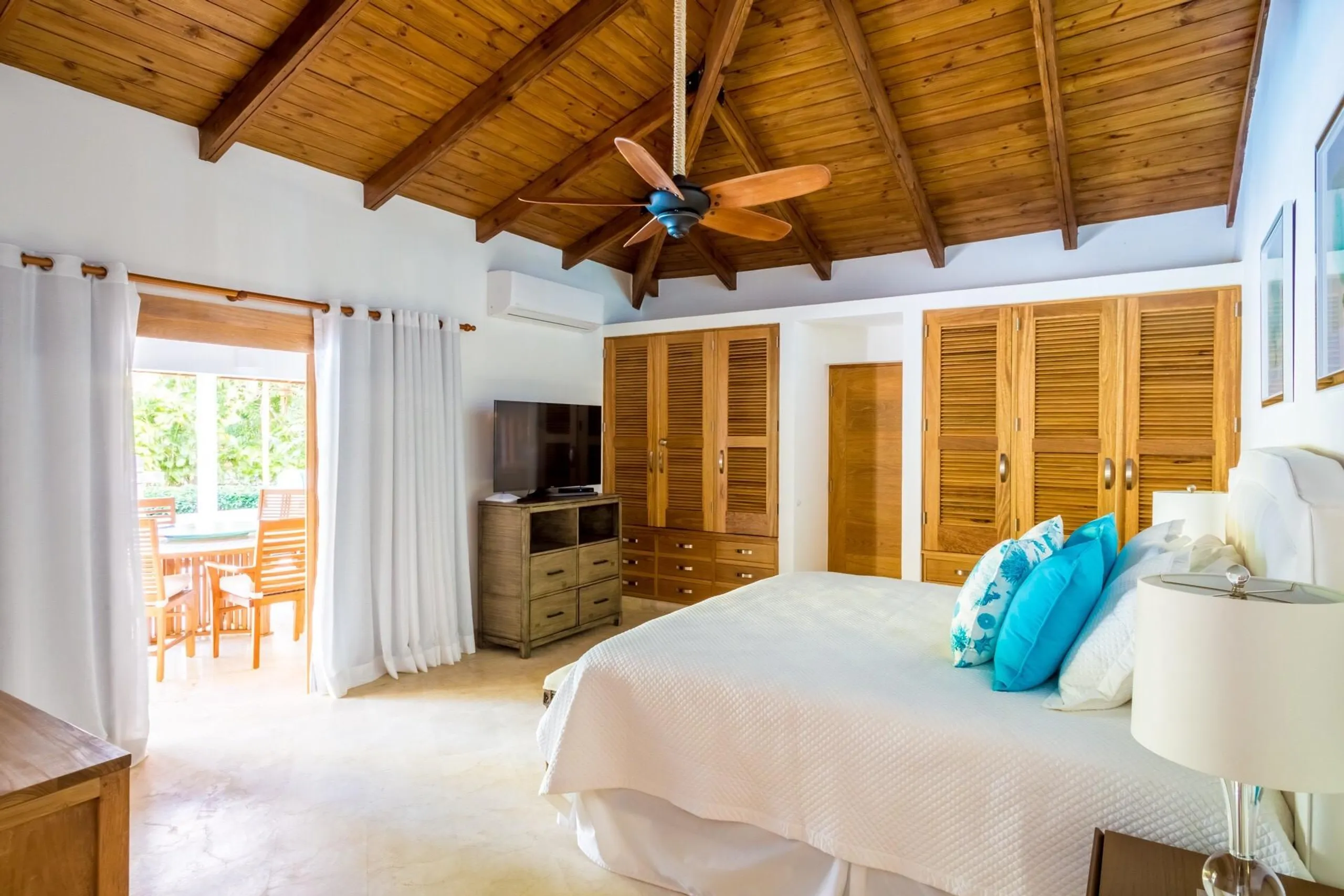 Exquisite Tropic Estate with Private Pool and Patio Dining — photograph 9