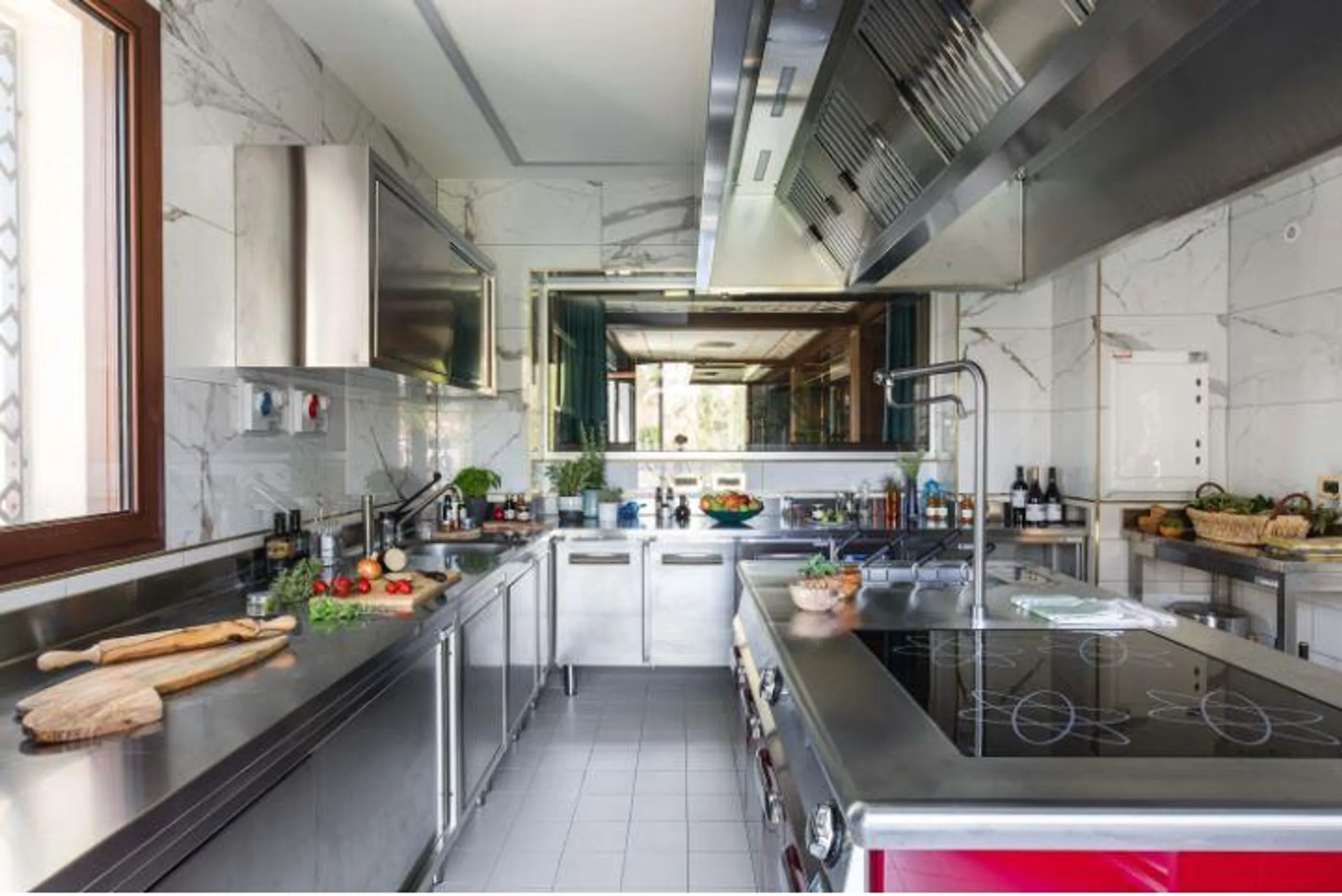 Classic Italian Luxury Estate with Private Pool and Stunning Gully Views — photograph 7