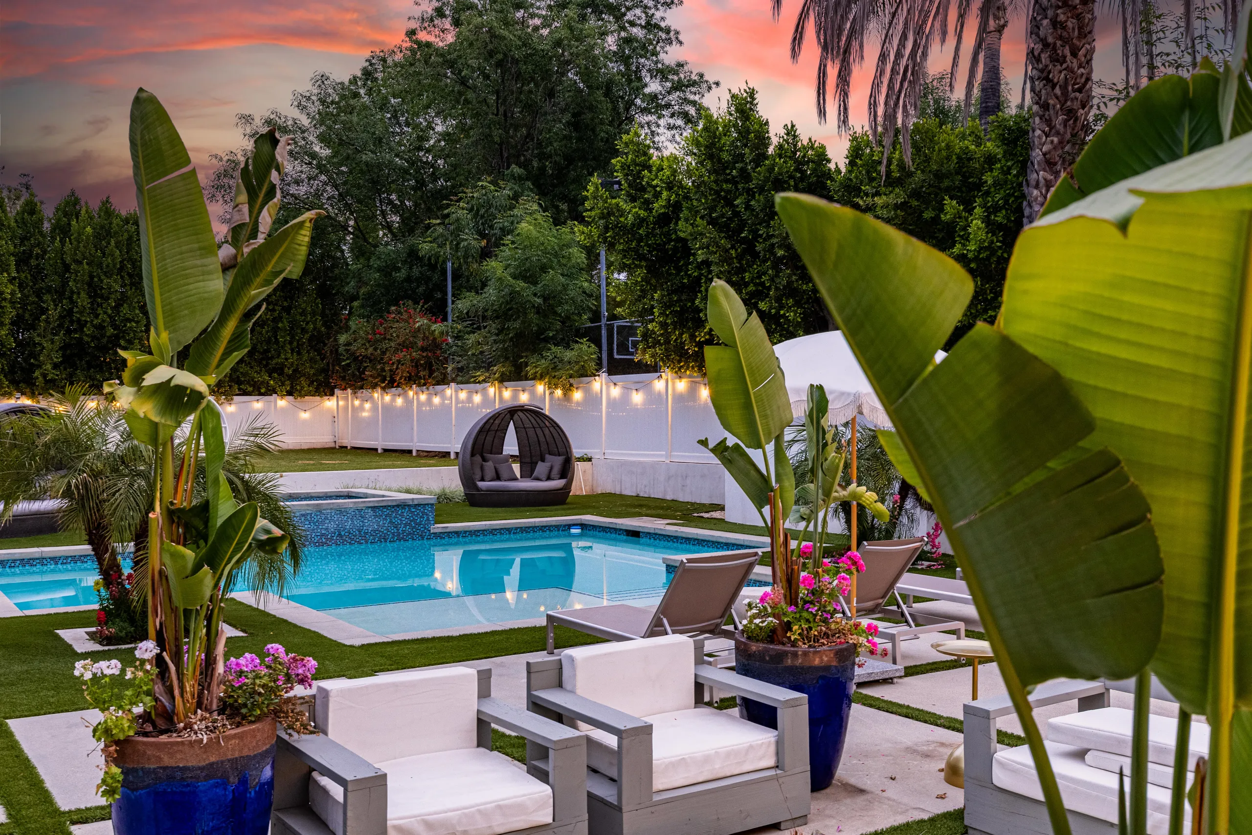 Exclusive Tarzana Haven with Private Pool, Spa and Stone Fireplace — photograph 4
