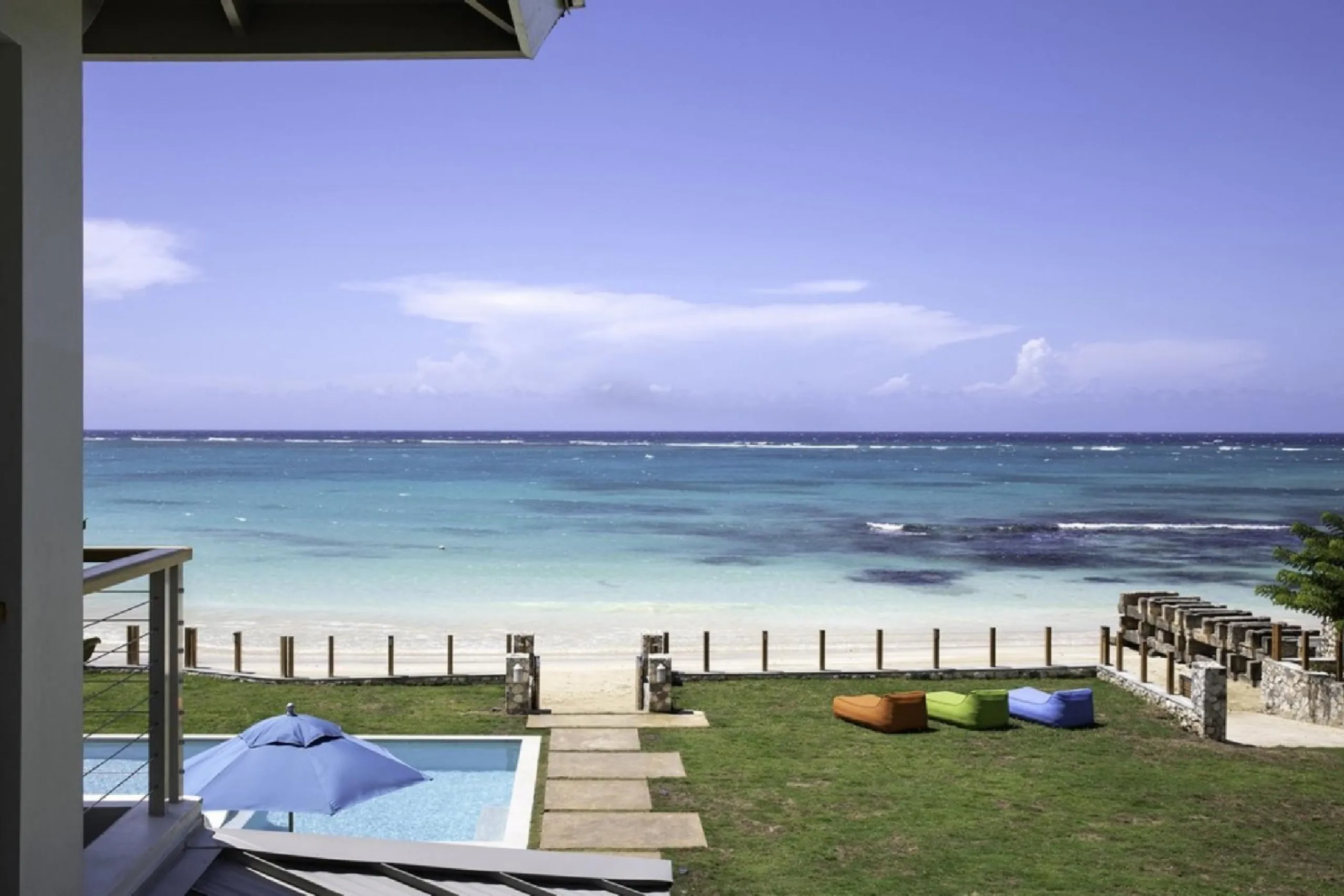 Contemporary Beachfront Villa with Secluded White Sand Beach — photograph 2