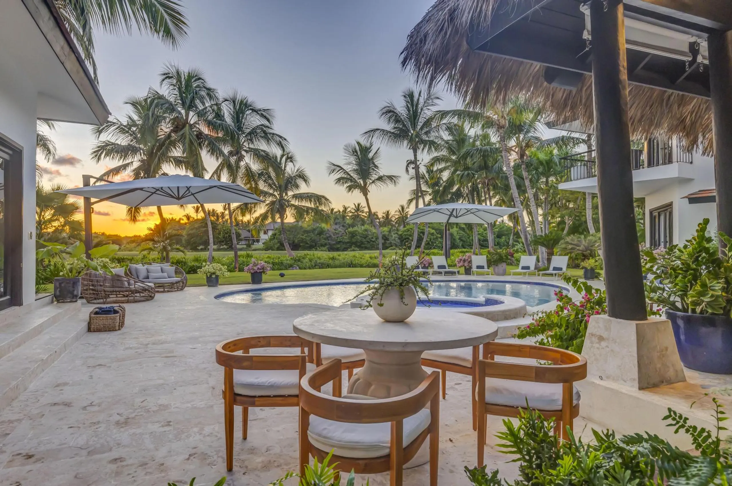 Traditional Tropical Villa with Sparkling Pool — photograph 5