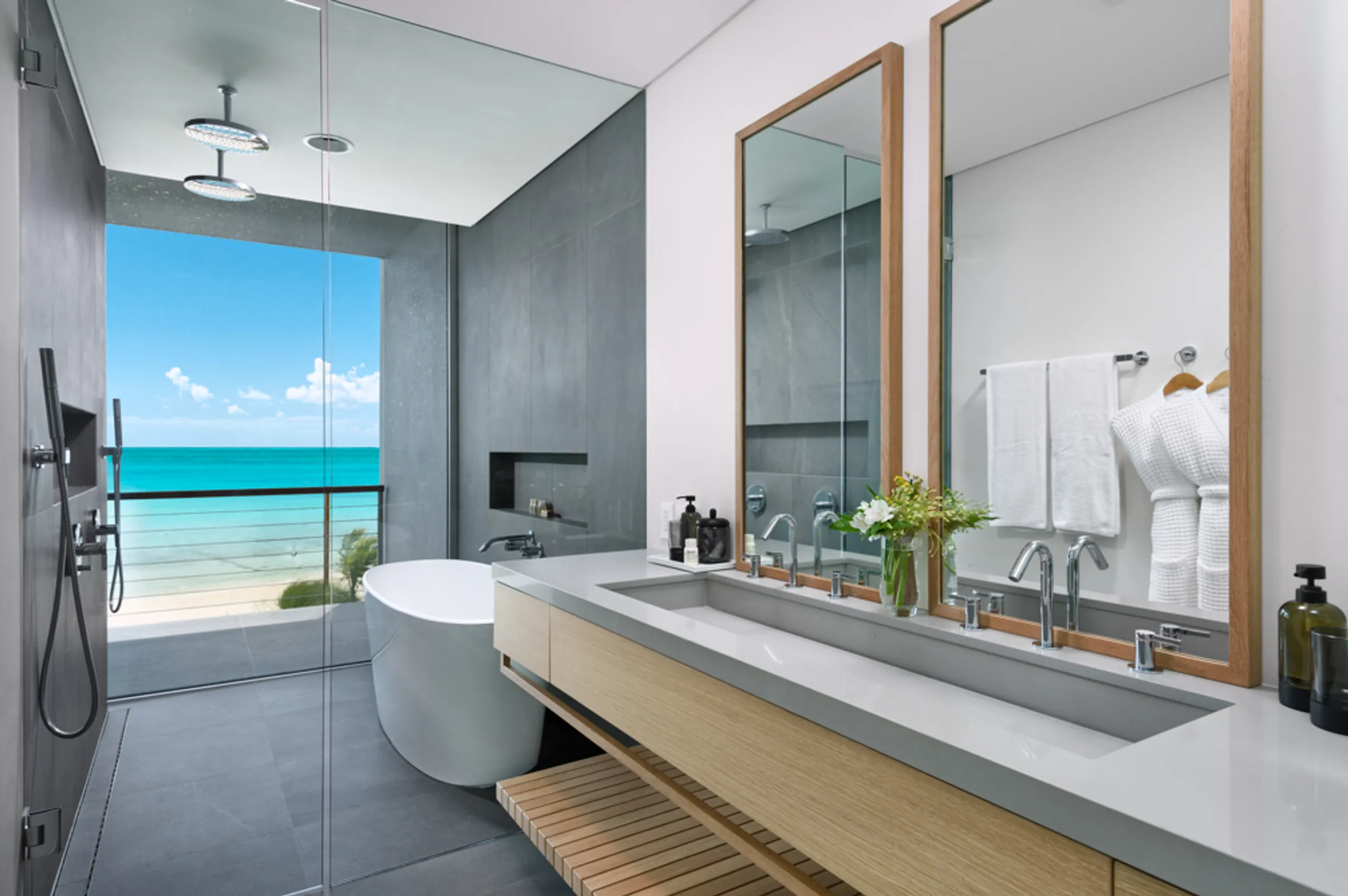 Stunning Two-Story Long Bay Oceanfront Beach House  with Infinity Pool — photograph 10