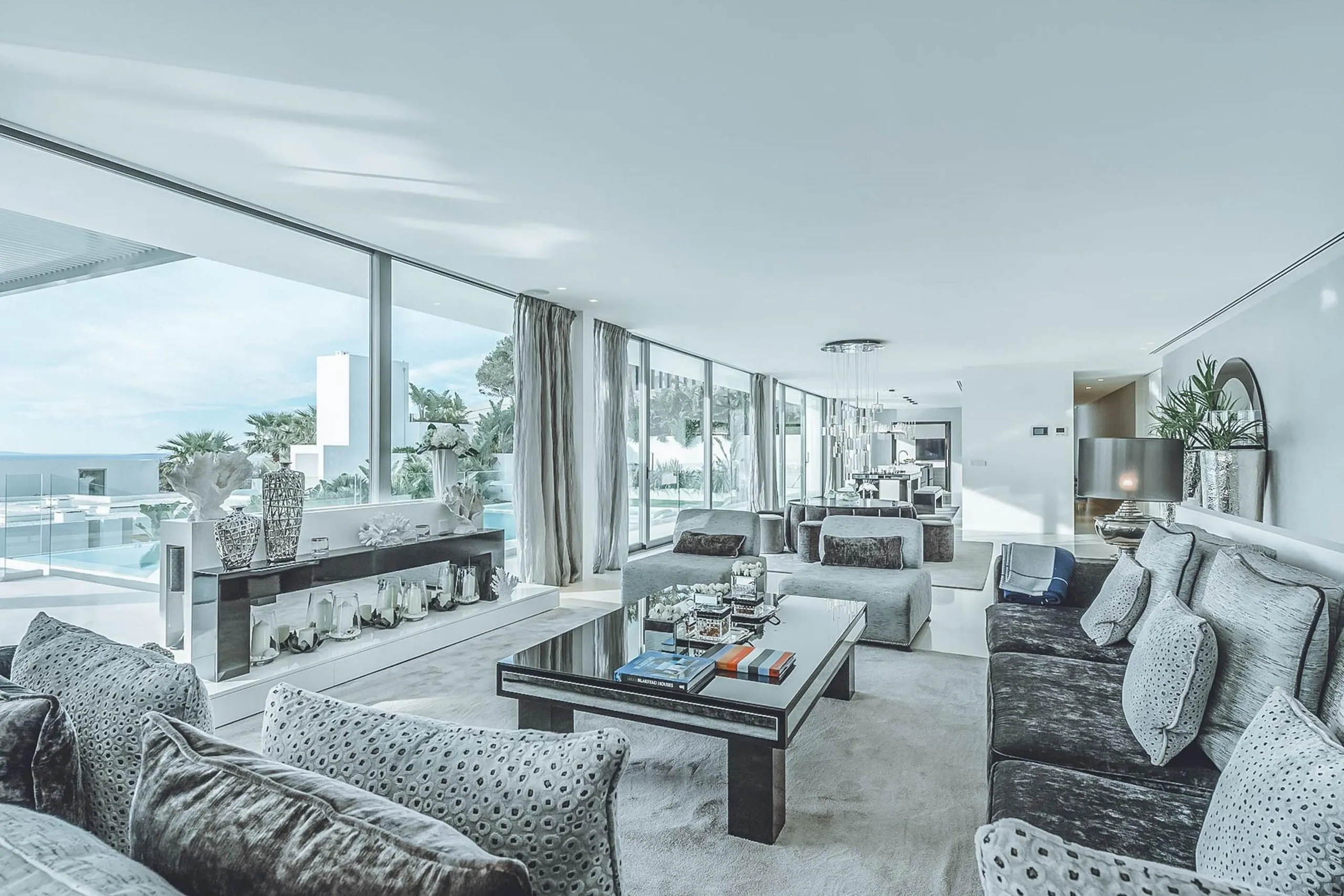 Awe-Inspiring Seafront Villa with Pool and Mediterranean Views — photograph 12