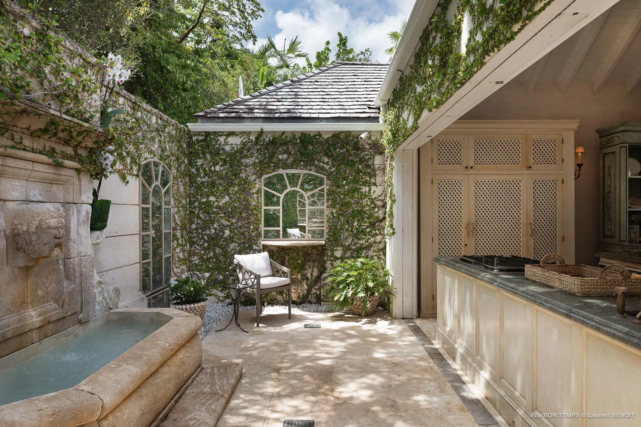 Superb Seaview Villa with Infinity Pool and Palatial Patio — photograph 7
