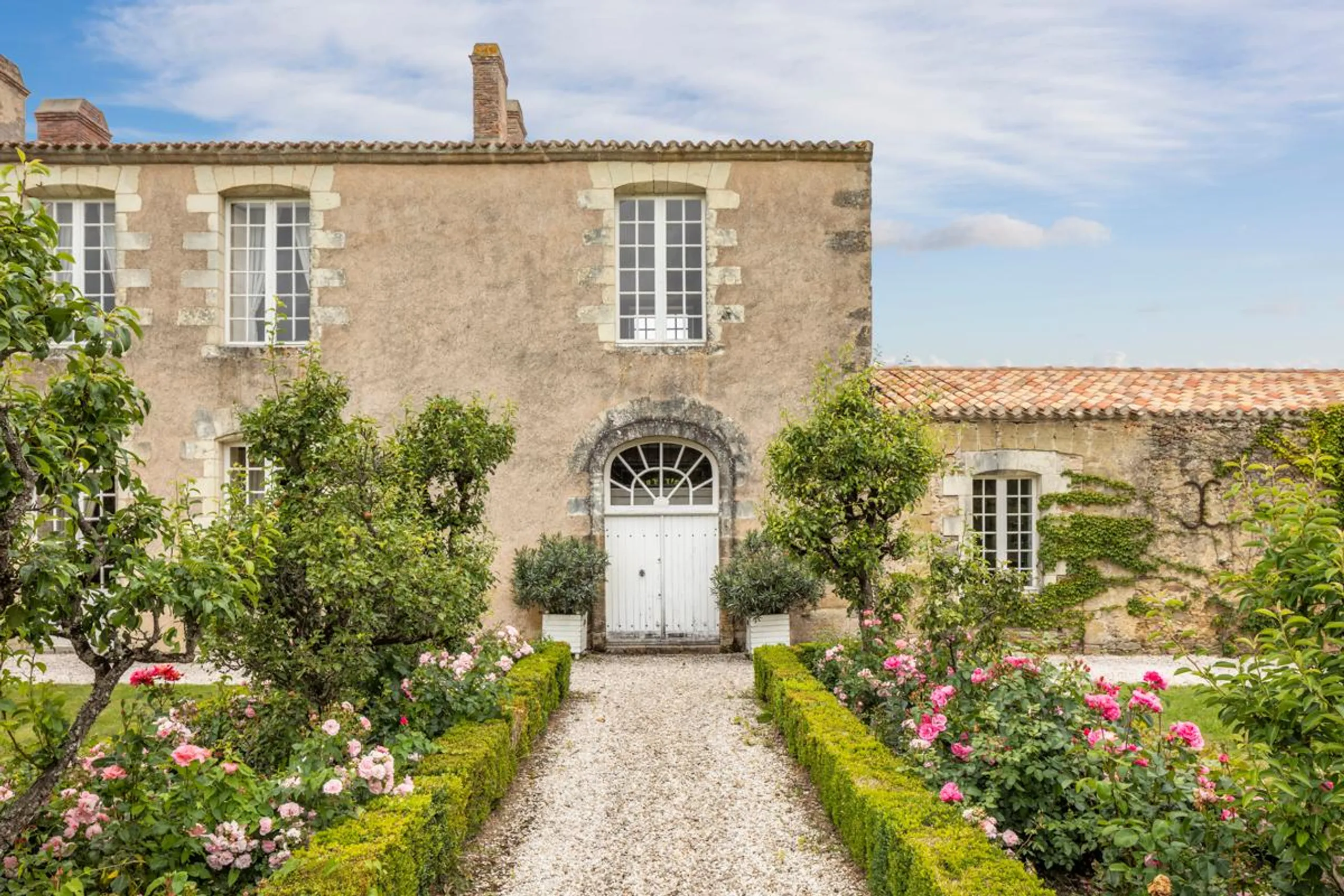 Sensational 18th Century Villa with Private Pool, Garden and Glorious Parkland — photograph 4