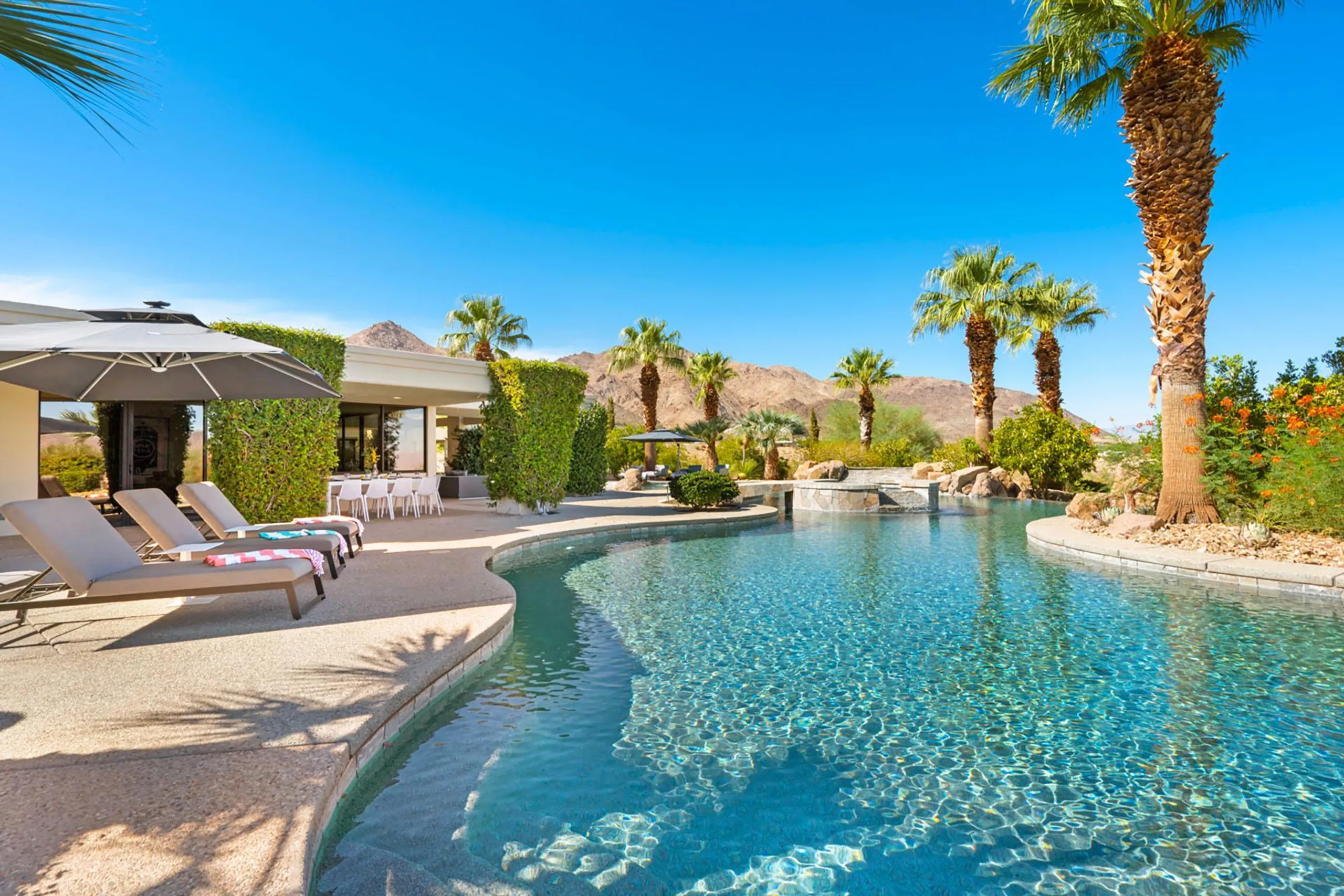 Incredible Paradise Estate with Private Golf, Pool, and Wet Bar — photograph 2