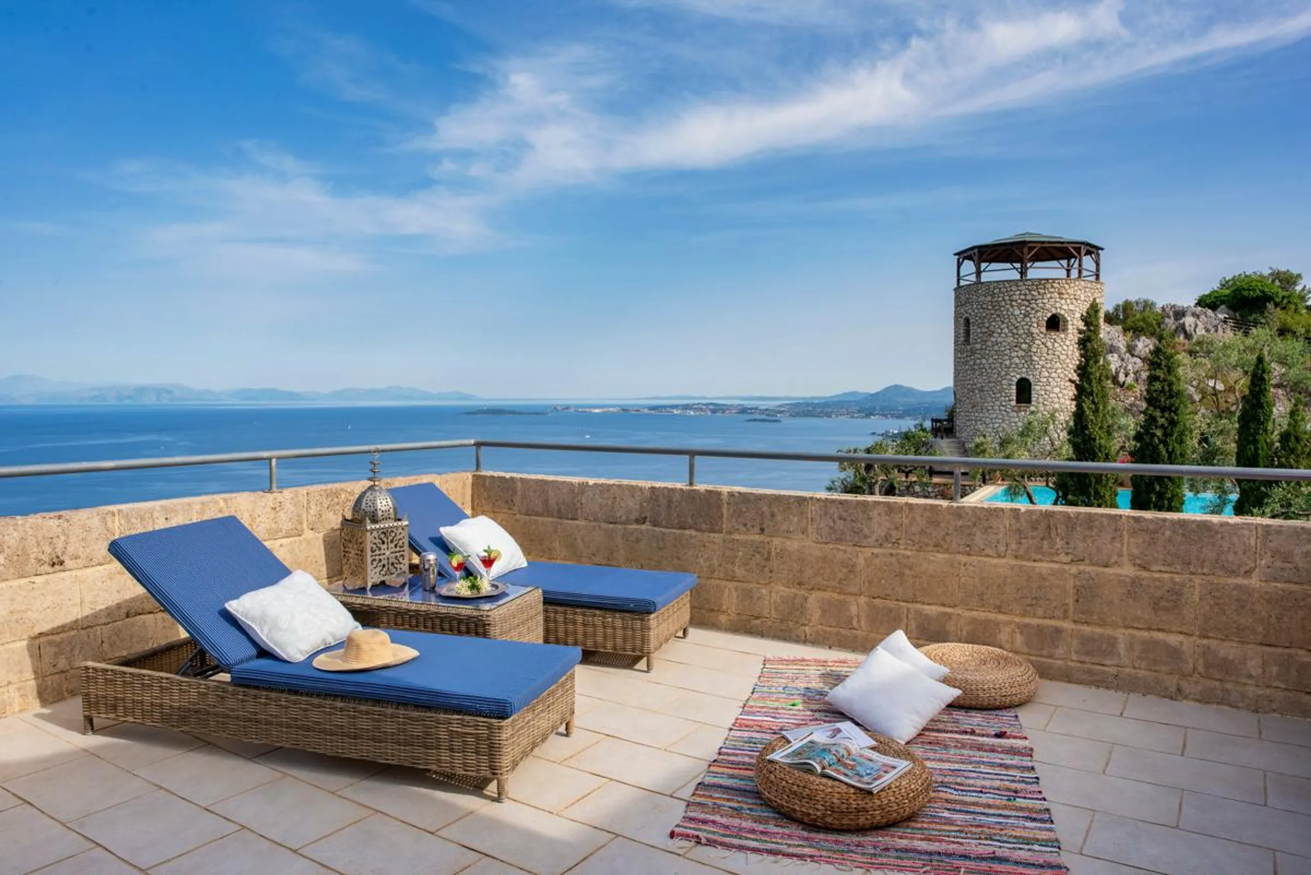 Enchanting Contemporary Villa with Infinity Pool and Dazzling Coastline Views — photograph 11