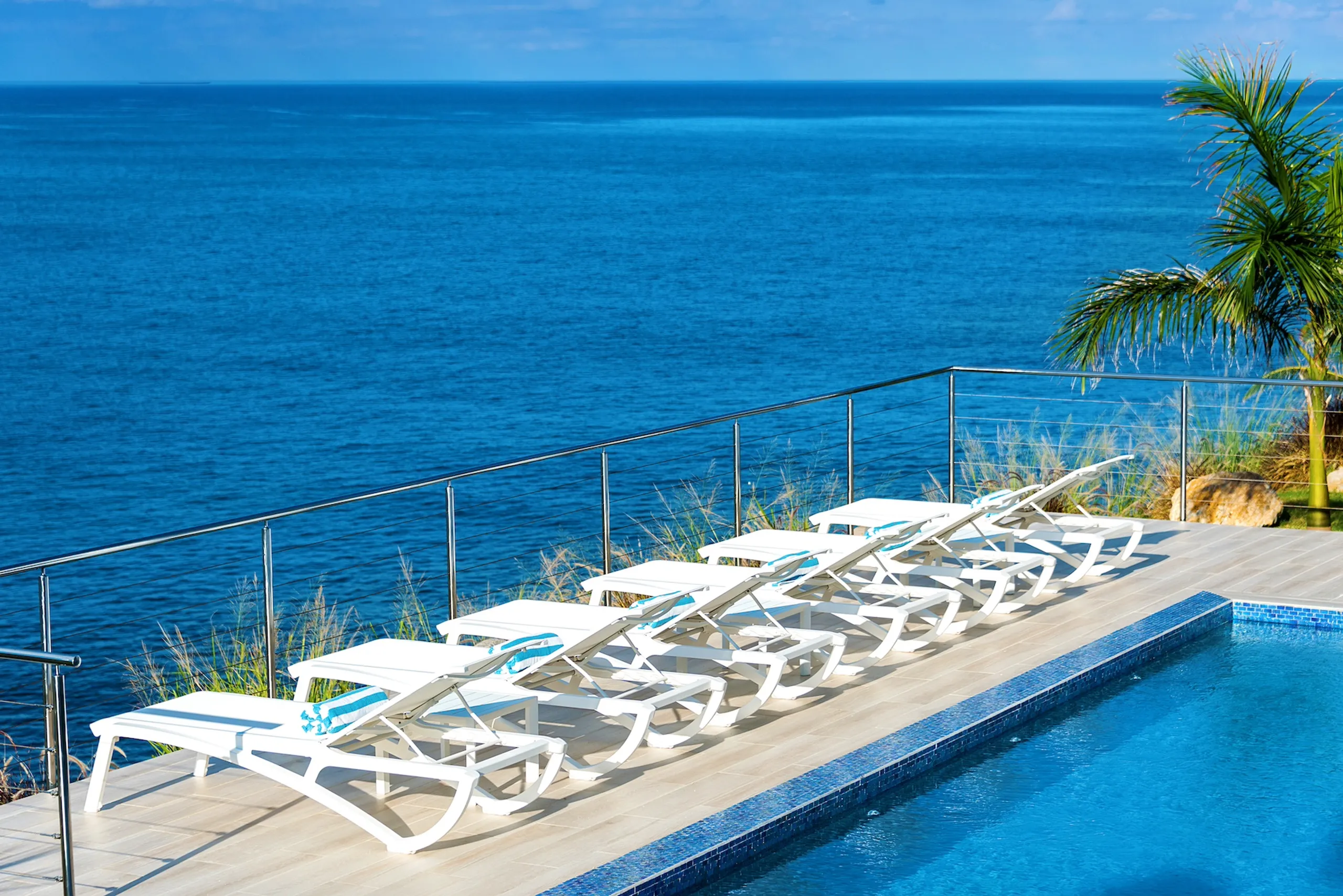 Refined Oceanfront Villa with Gorgeous Pool and Stunning Views — photograph 11