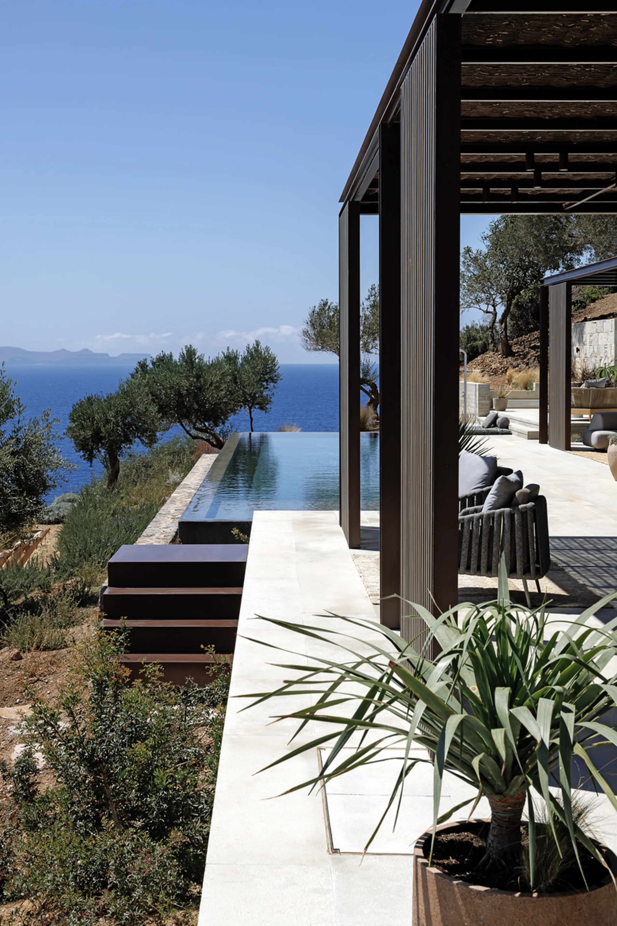 Captivating Waterfront Villa with Infinity Pool, Native Garden and Private Beach Access — photograph 12