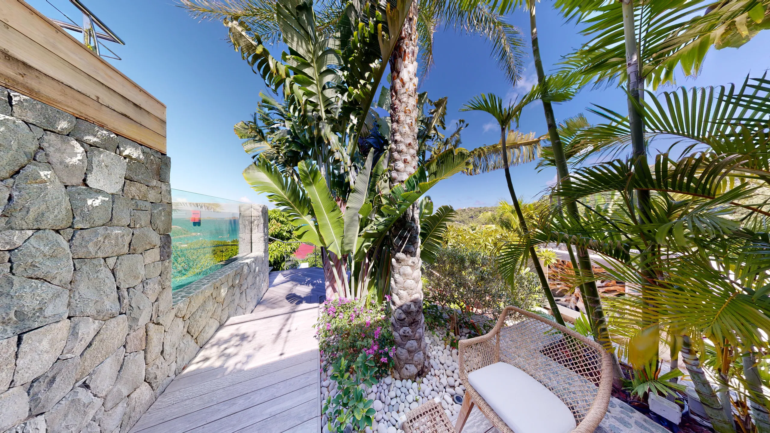 Elegant Seaview Villa with Infinity Pool and Fitness Room — photograph 3