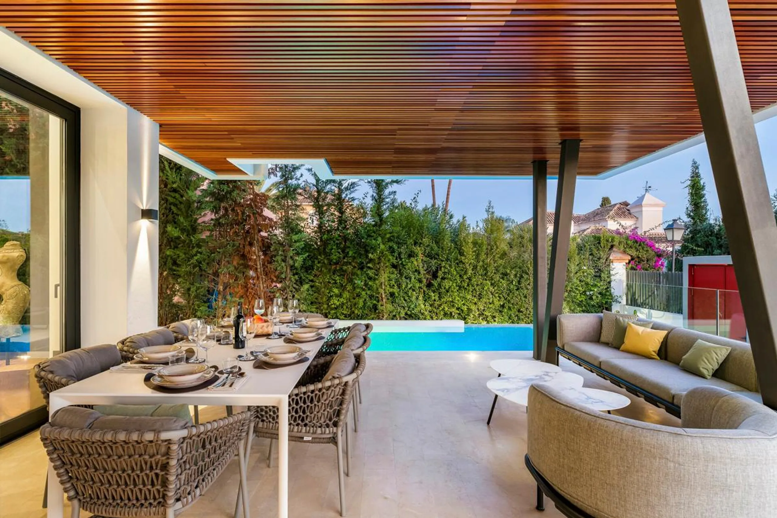 Opulent Modern Villa with Infinity Pool, Rooftop Terrace, and Stunning Views in Marbella — photograph 4