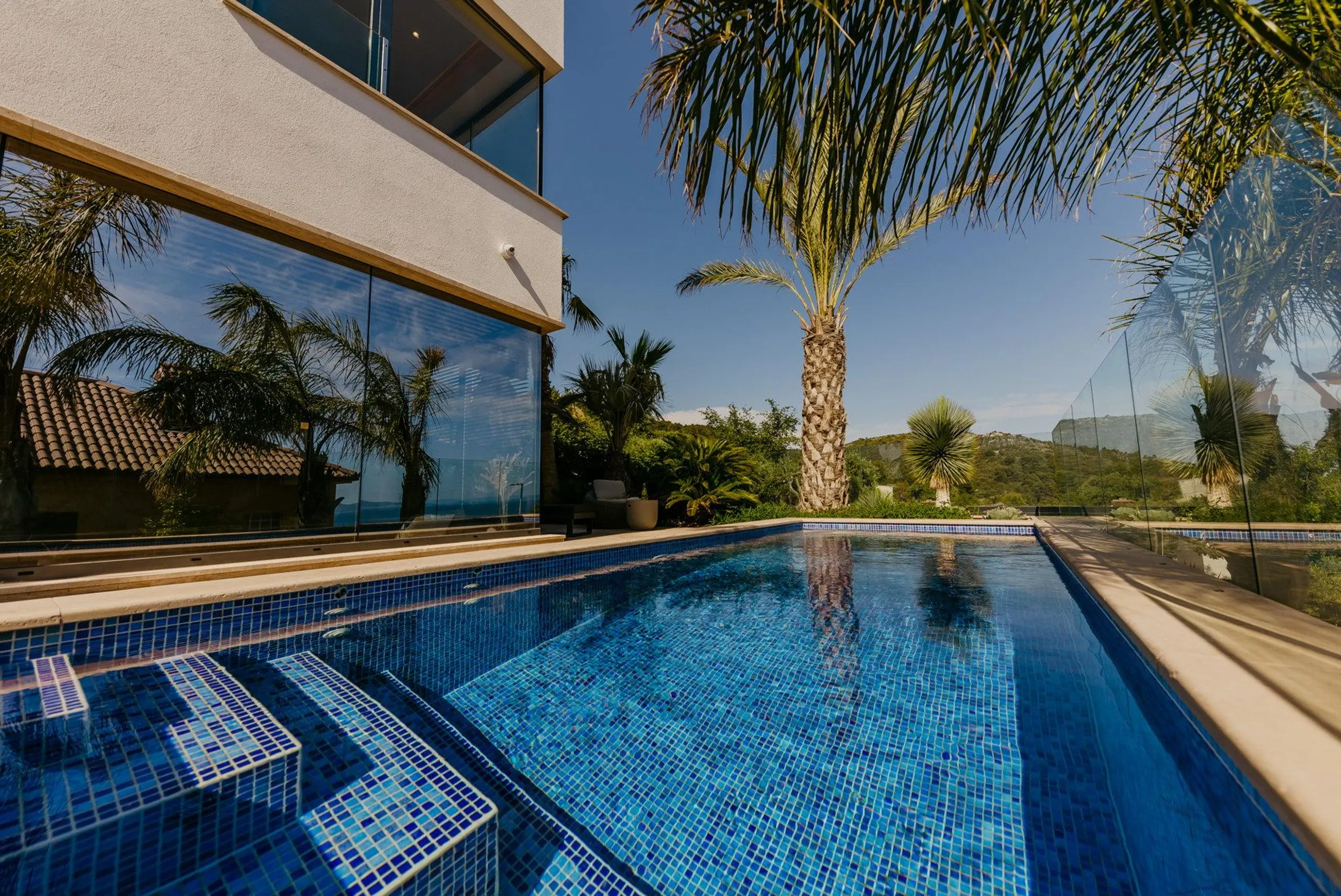 Exquisite Villa with Private Pool, Sauna, Jacuzzi and Enchanting Sea Views — photograph 2