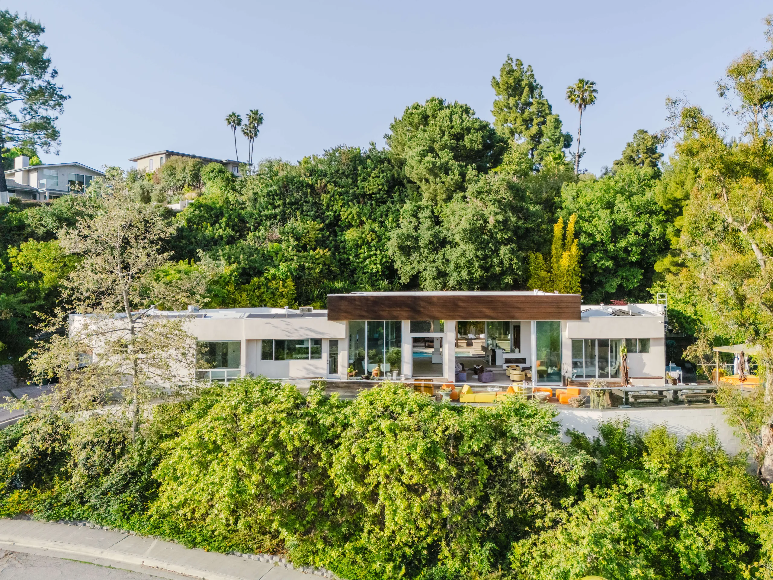 Captivating Zen Estate with Private Pool — photograph 2