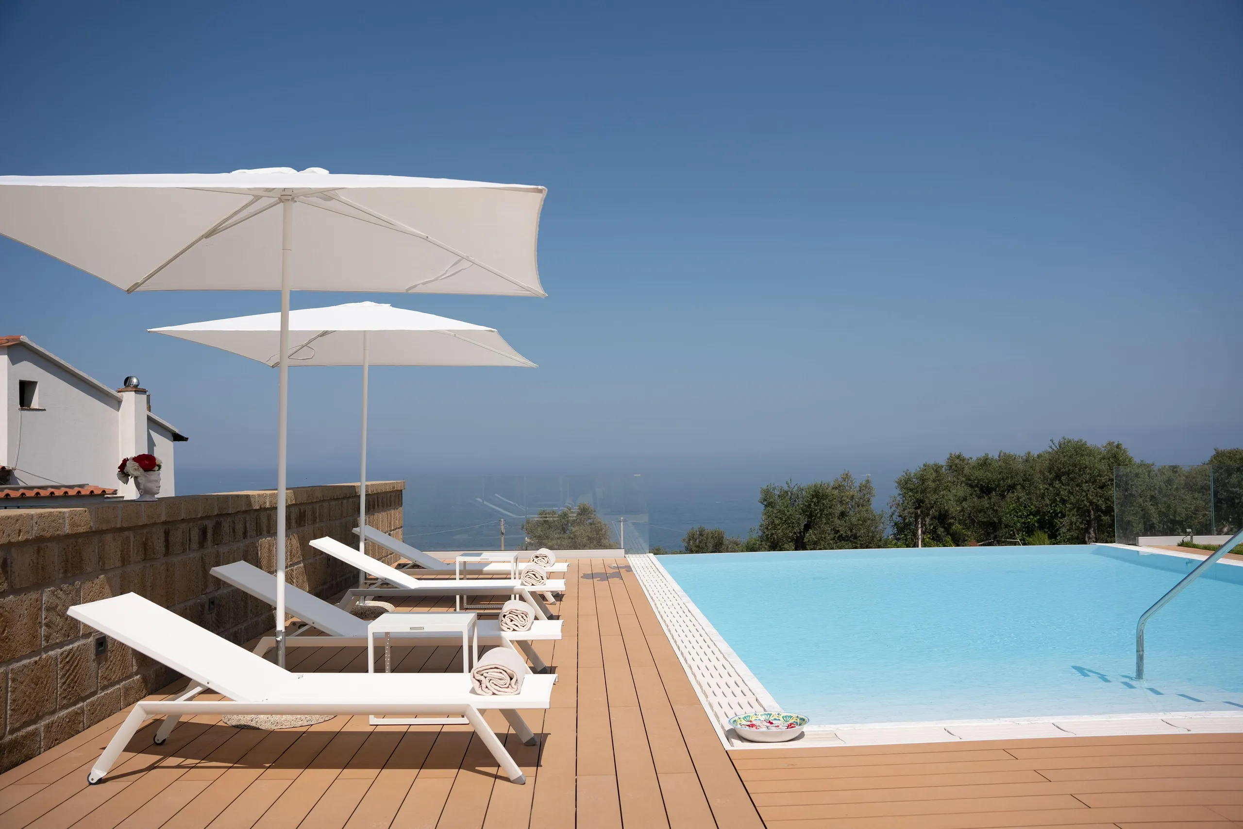 Magnificent Villa with Private Pool and  Mediterranean Garden — photograph 3