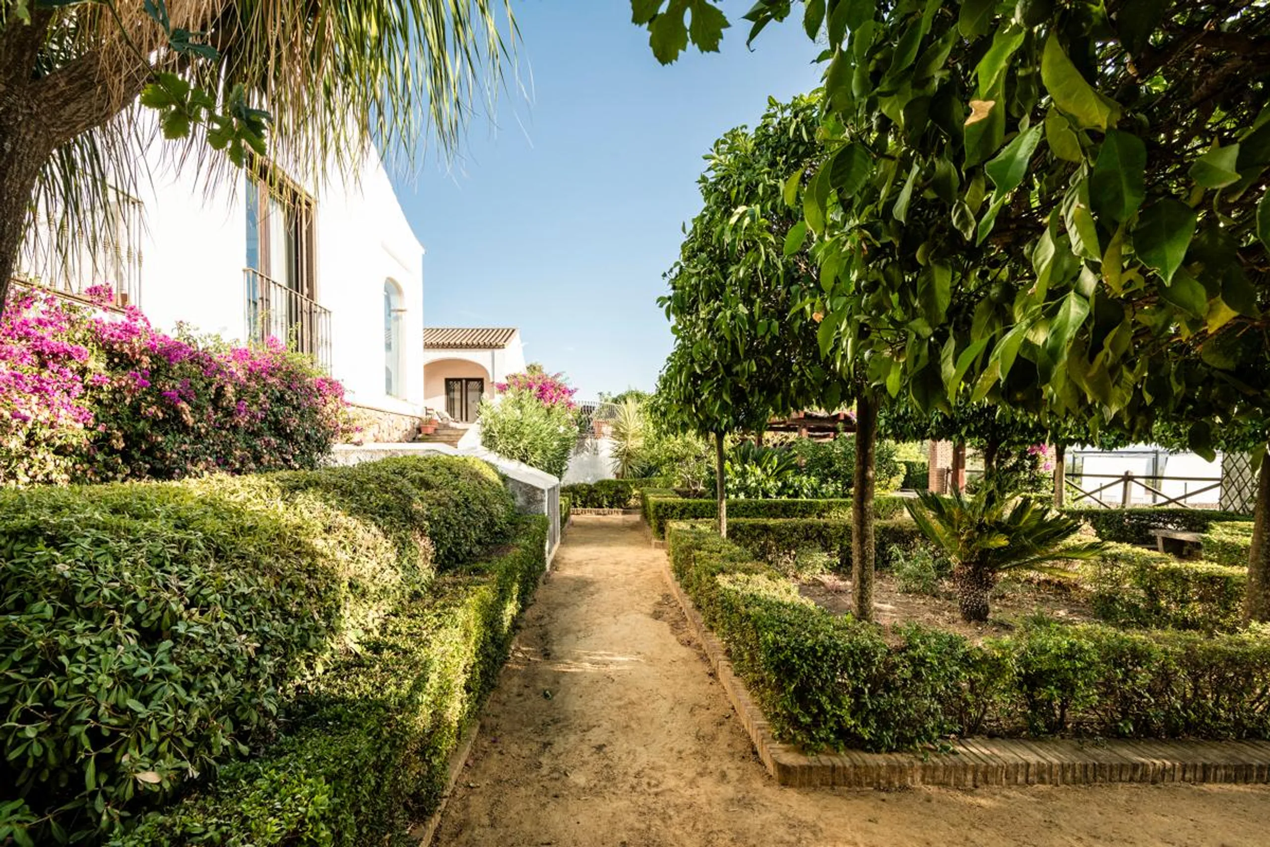 Resplendent Spanish Villa with Private Pool, Jacuzzi, and Panoramic Countryside Views — photograph 10