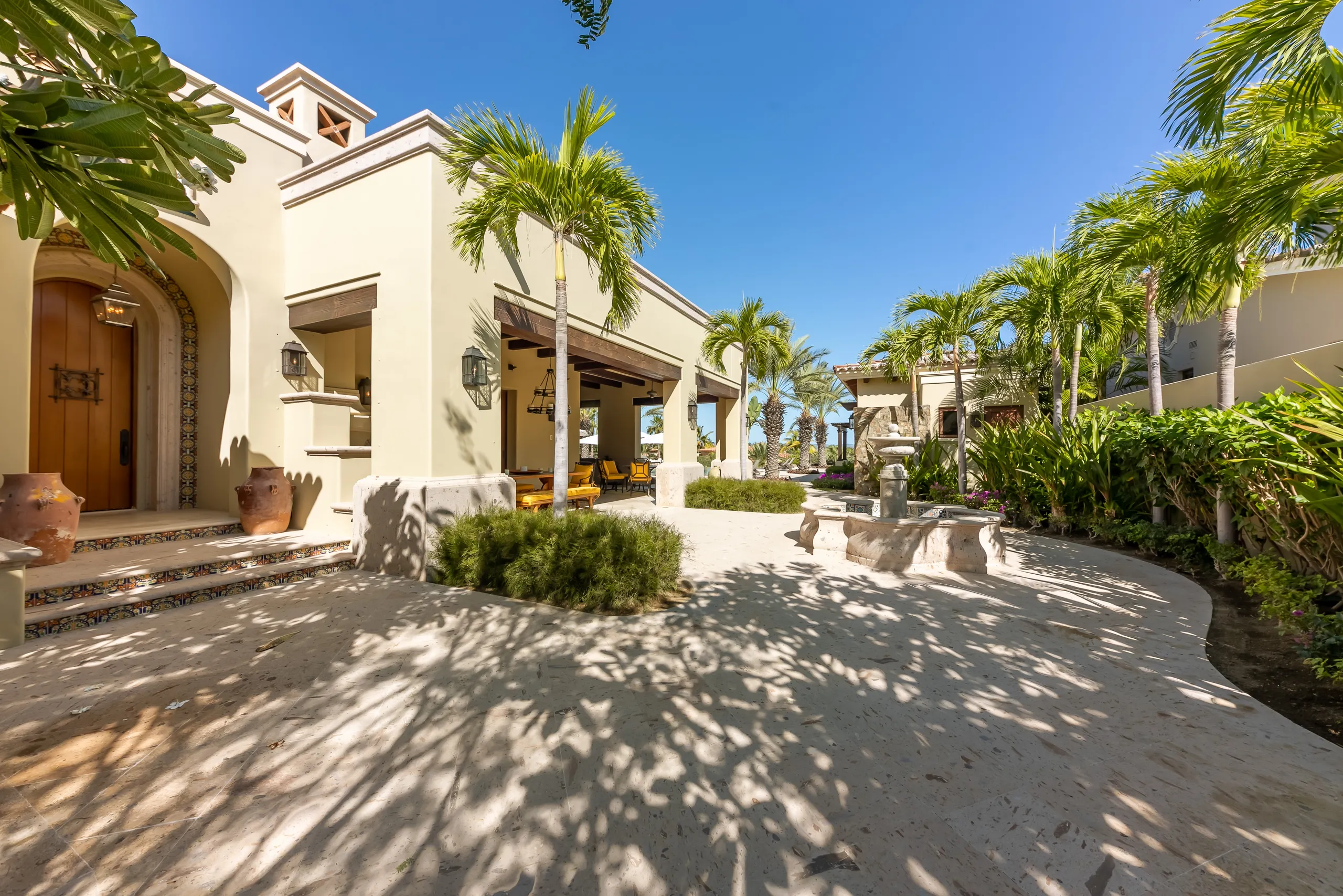 Luxurious Palmilla Mountain Villa with Infinity Pool & Sea Views — photograph 6