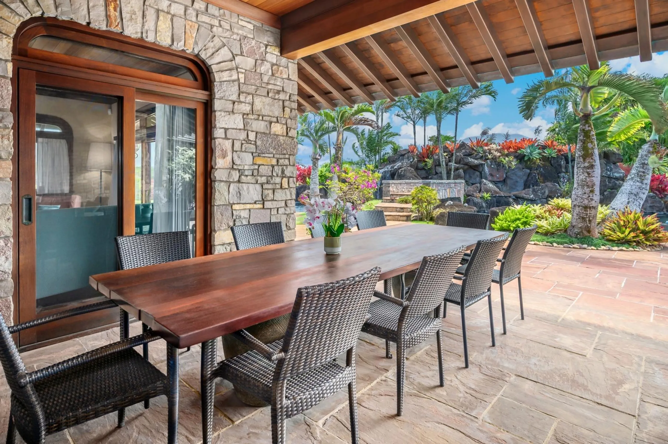 Magnificent Island Estate with Lagoon Pool and Amazing Ocean Views — photograph 9